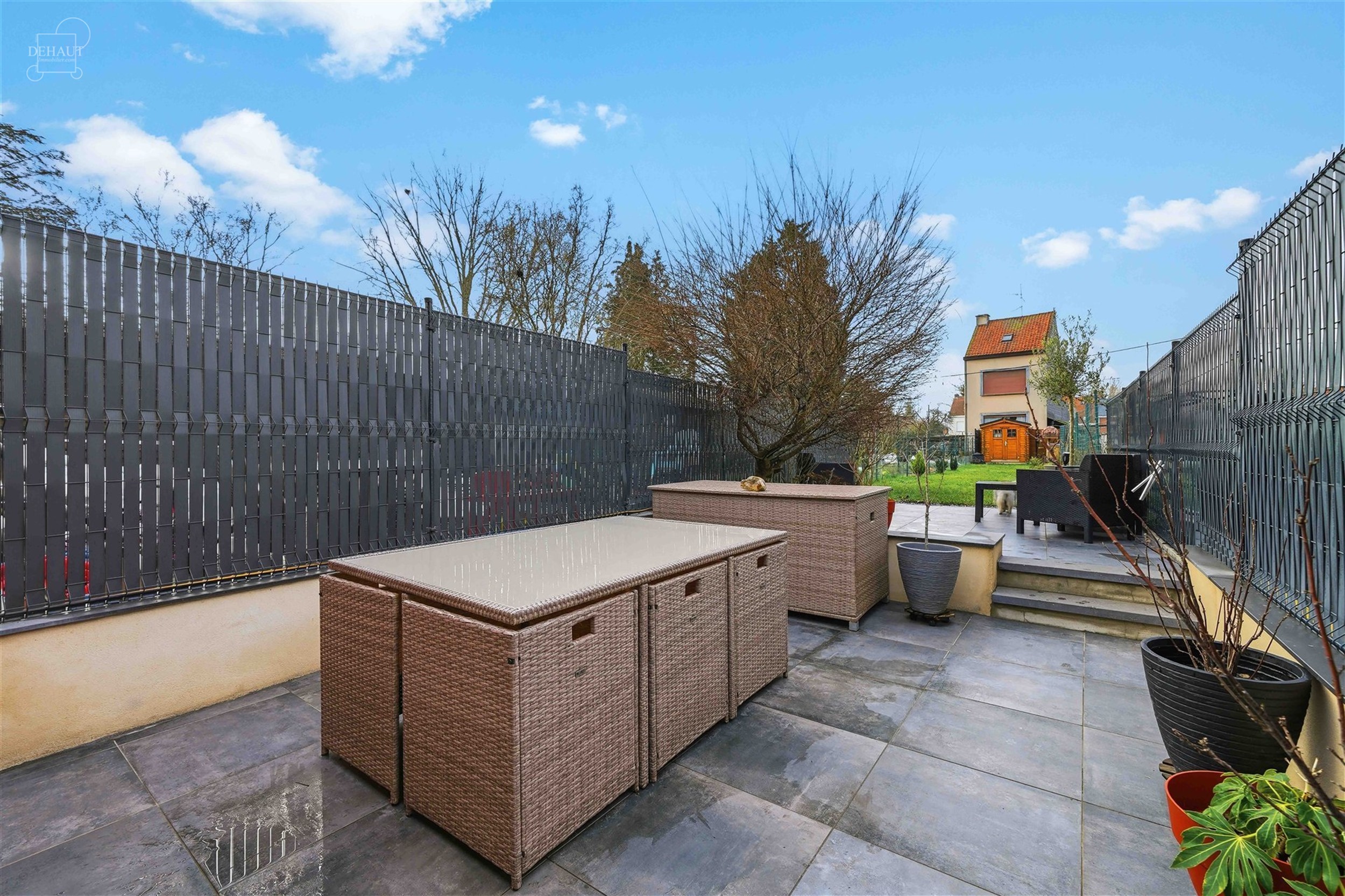 Jolie maison de ville rénovée comprenant un hall d'entrée desservant un lumineux séjour, une grande cuisine équipée, une salle de bain, un WC in...