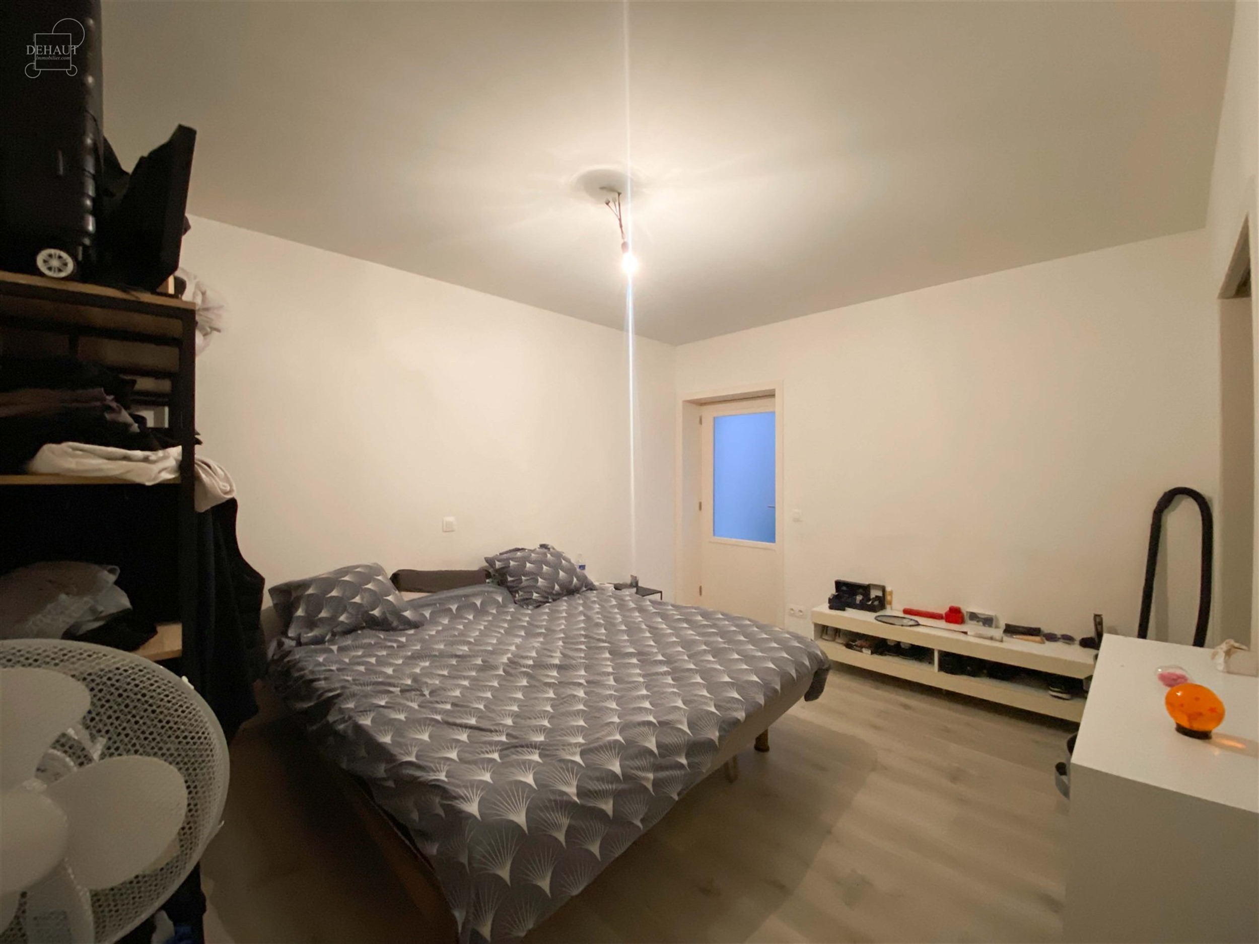 Bel appartement au rez-de-chaussée d'un immeuble construit en 2018. Comprend un lumineux séjour ouvert sur cuisine équipée, une salle de bain, une...