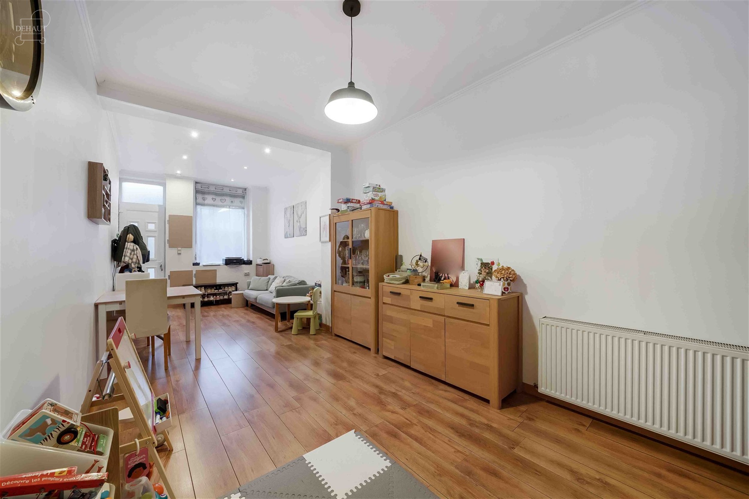 Maison de ville tout confort avec garage par accès arrière comprenant un séjour, une cuisine équipée, une buanderie, une salle de bain, 2 WC dont...