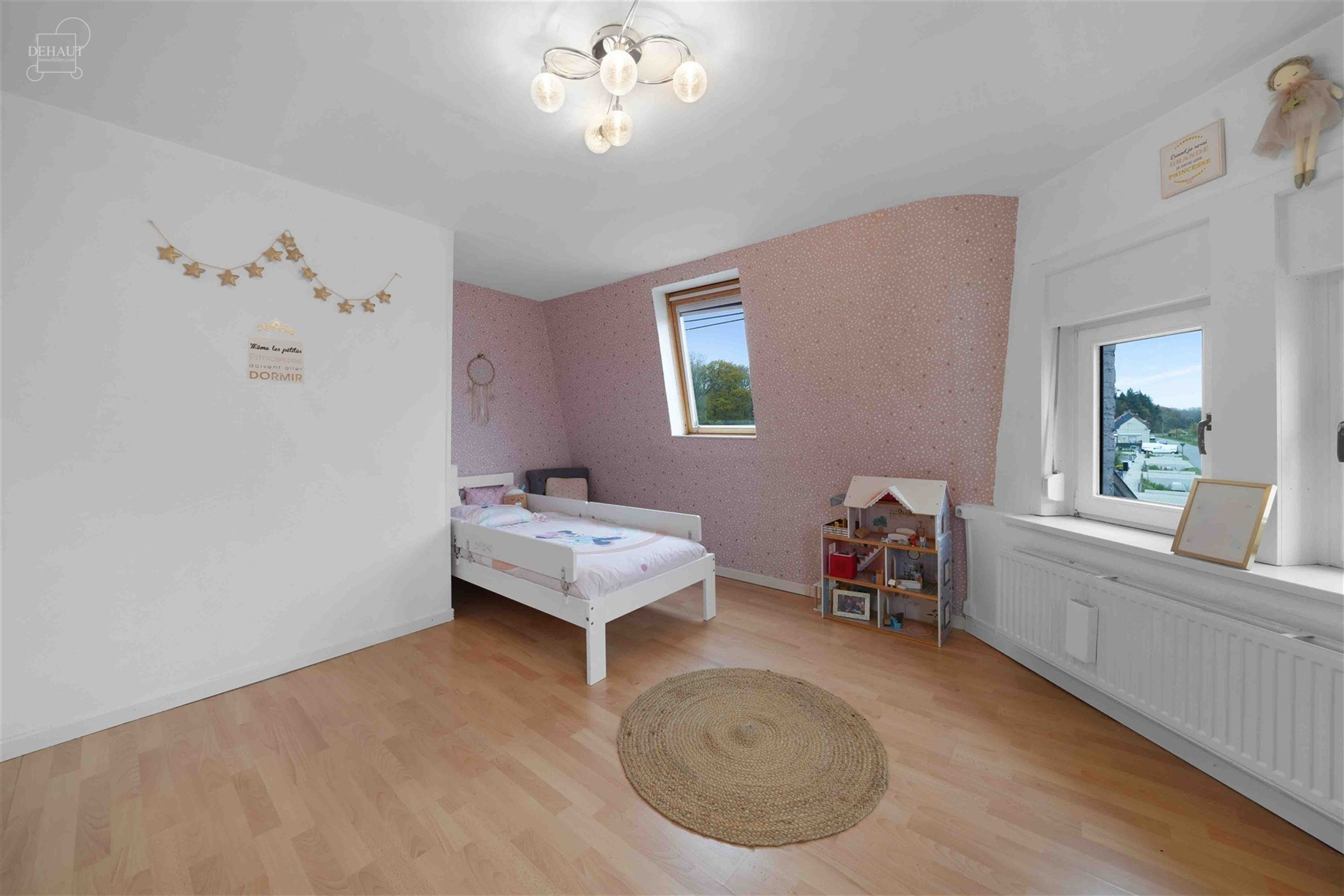 Jolie maison 3 façades se composant d'un hall d'entrée desservant un bel espace de vie, une cuisine équipée,  un cellier, une salle de bain avec b...