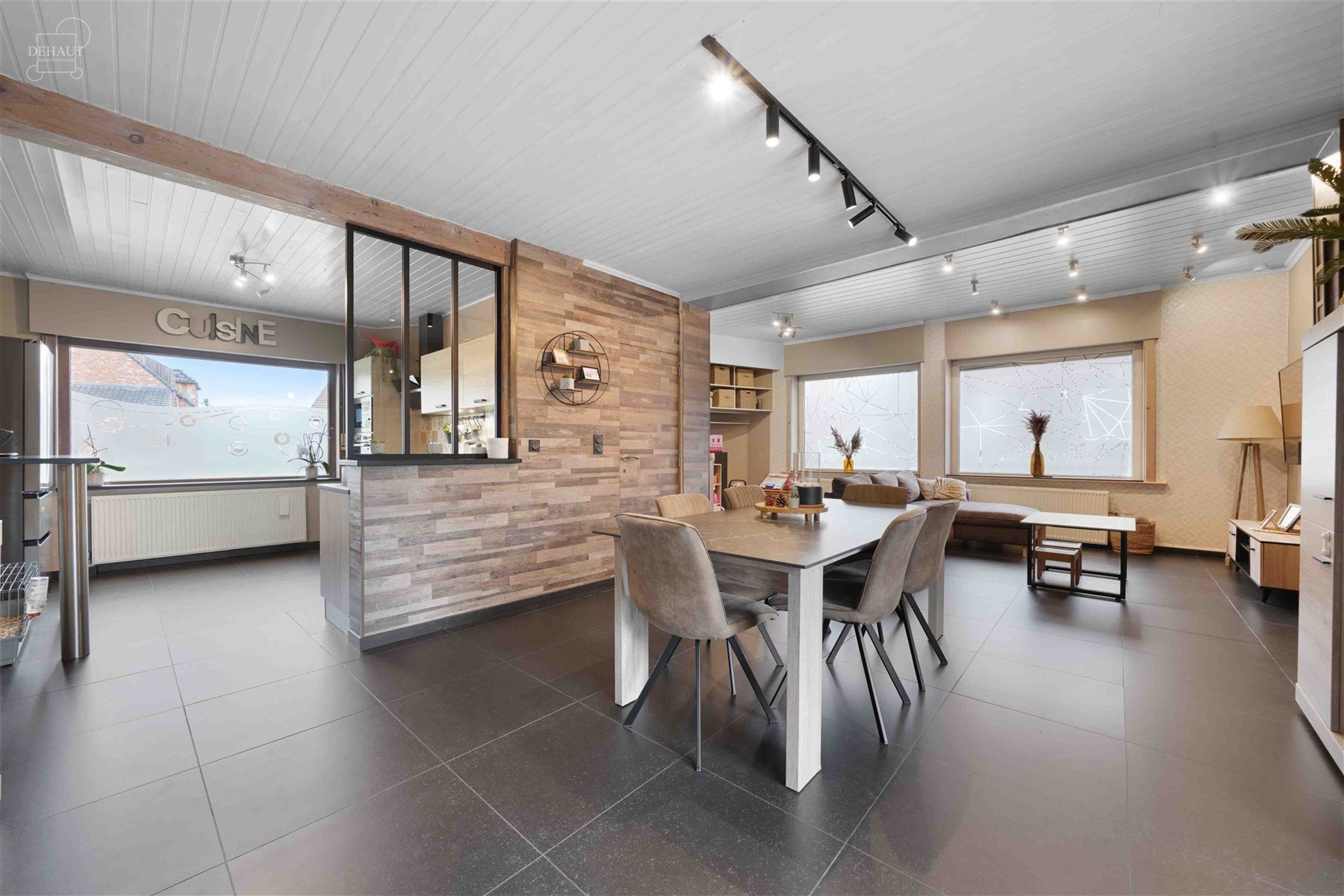 Jolie maison 3 façades se composant d'un hall d'entrée desservant un bel espace de vie, une cuisine équipée,  un cellier, une salle de bain avec b...