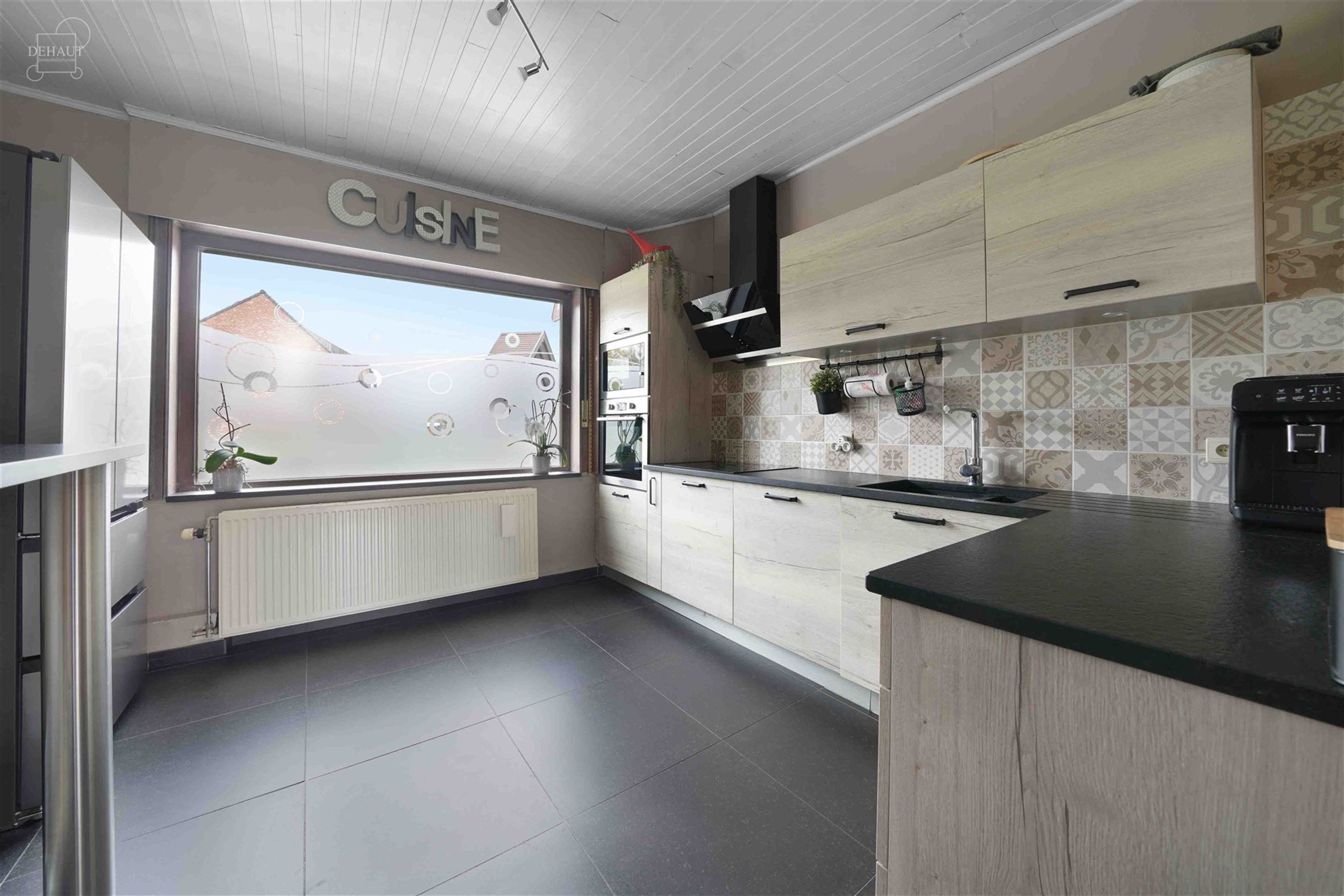 Jolie maison 3 façades se composant d'un hall d'entrée desservant un bel espace de vie, une cuisine équipée,  un cellier, une salle de bain avec b...