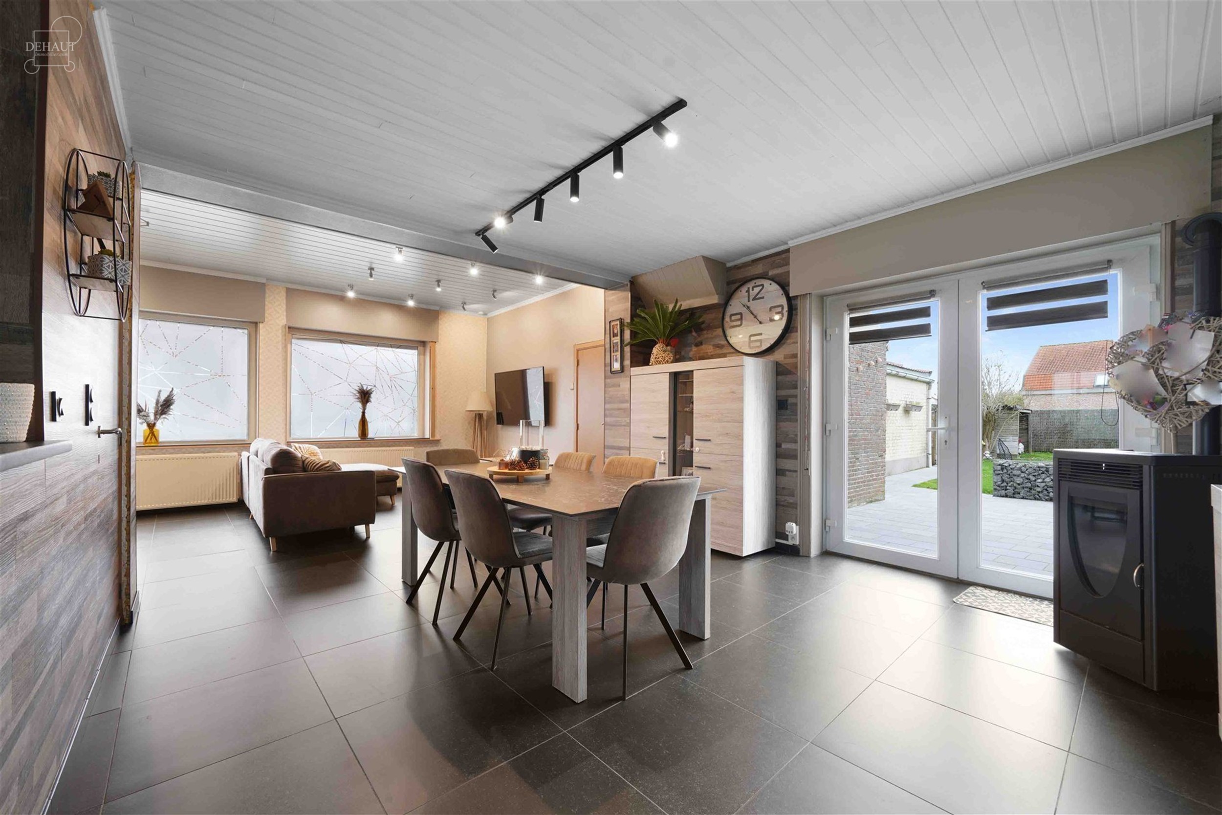 Jolie maison 3 façades se composant d'un hall d'entrée desservant un bel espace de vie, une cuisine équipée,  un cellier, une salle de bain avec b...