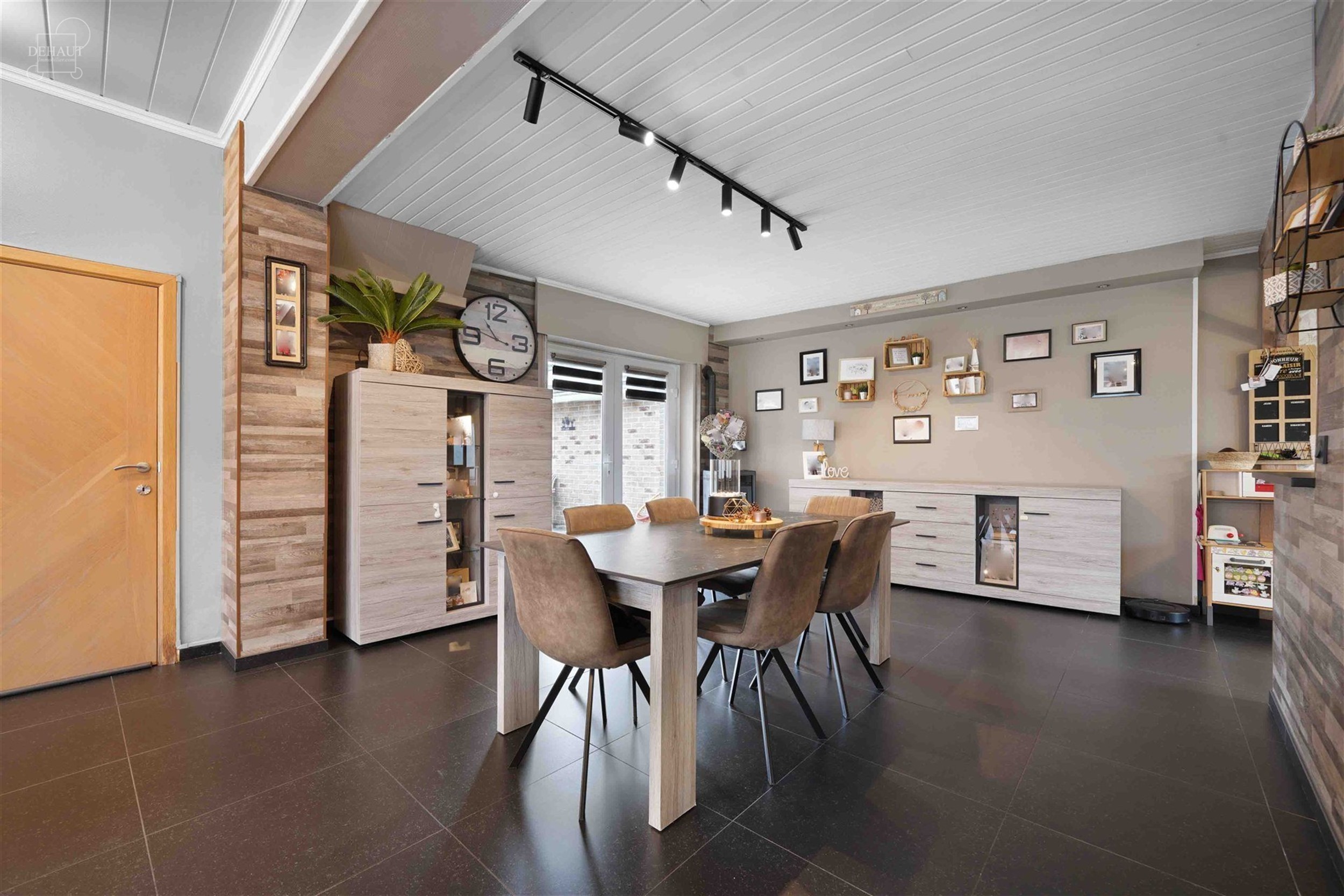 Jolie maison 3 façades se composant d'un hall d'entrée desservant un bel espace de vie, une cuisine équipée,  un cellier, une salle de bain avec b...