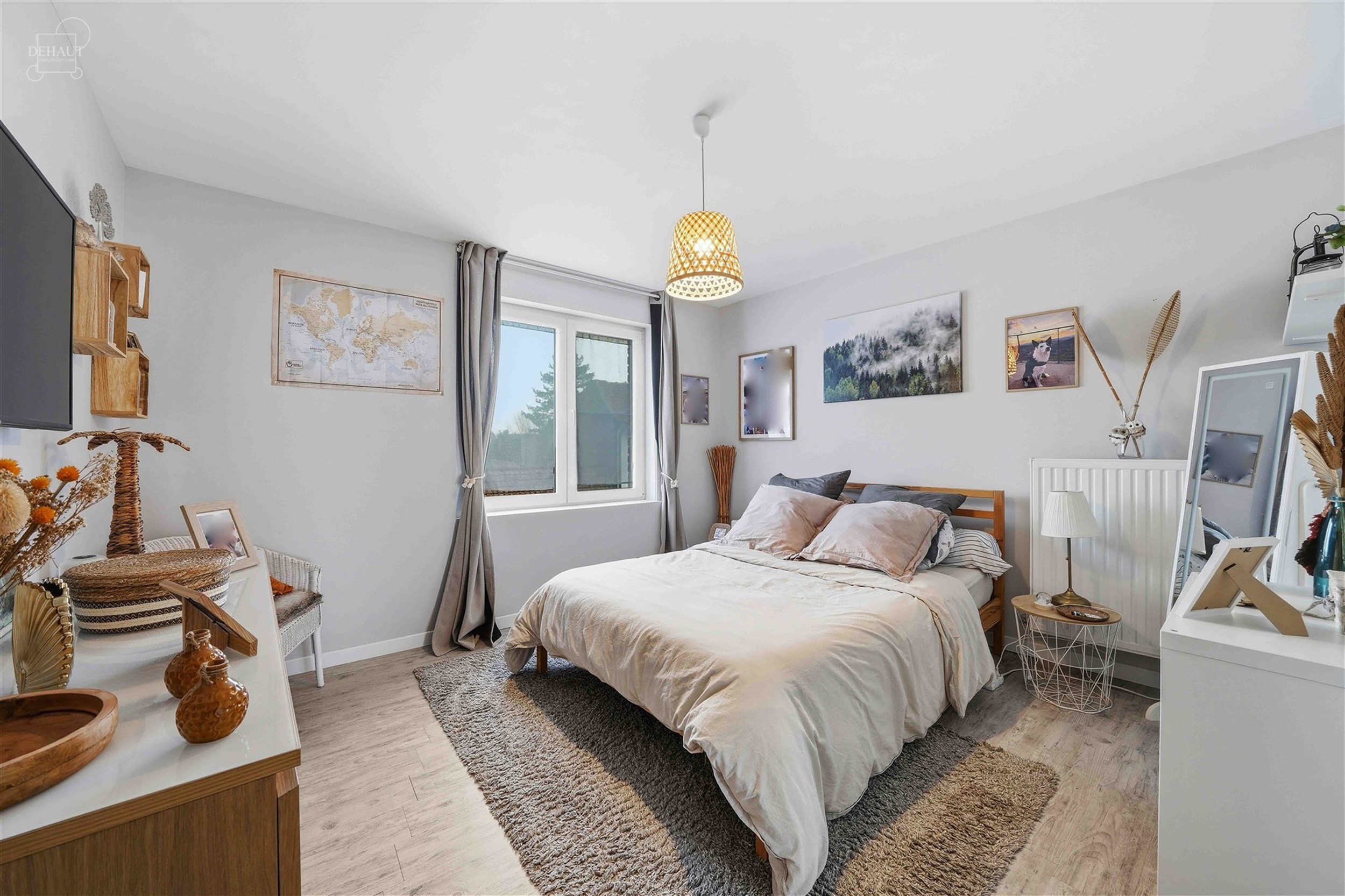 Jolie maison de ville rénovée comprenant un hall d'entrée desservant un lumineux séjour, une grande cuisine équipée, une salle de bain, un WC in...