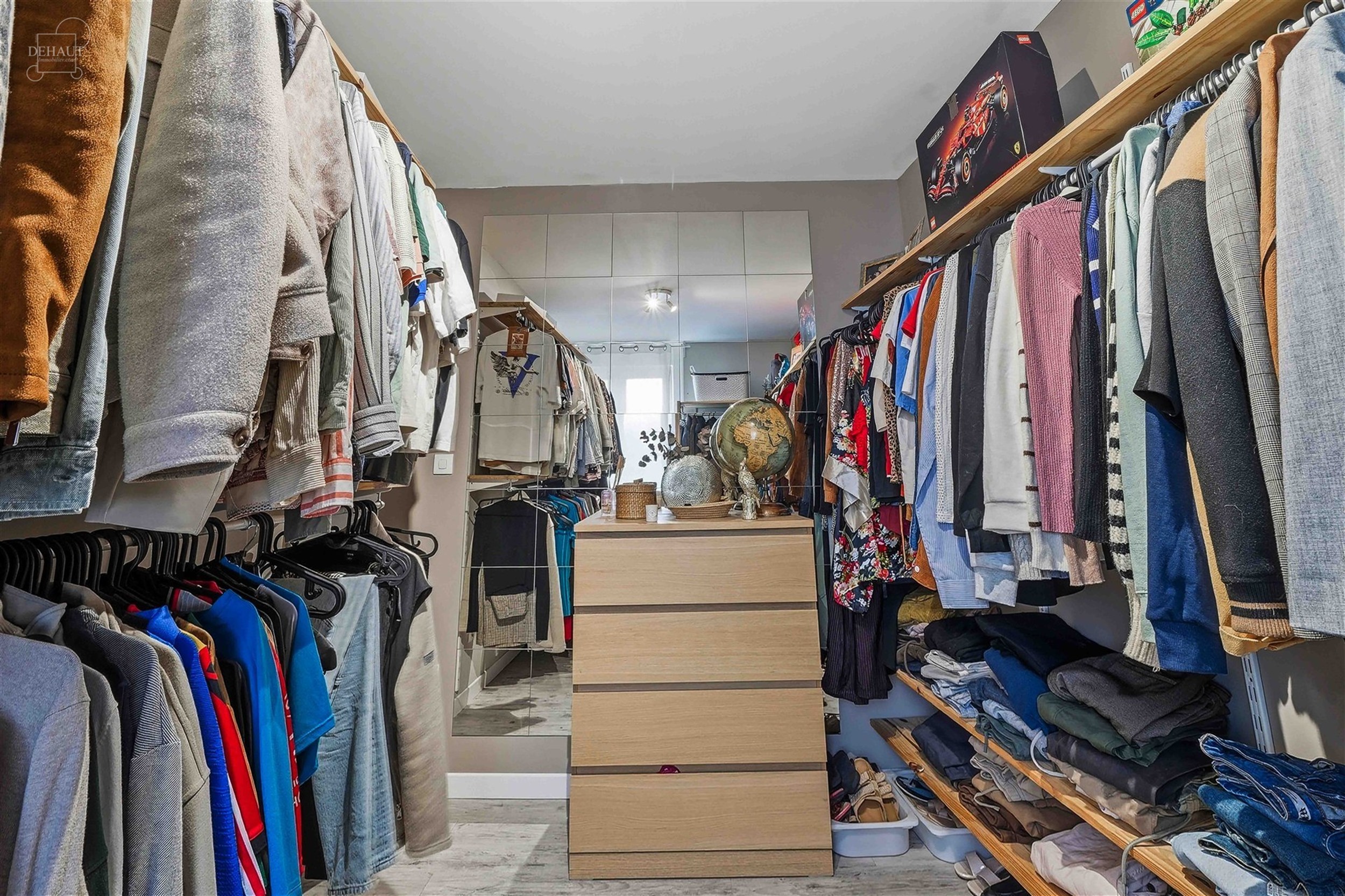 Jolie maison de ville rénovée comprenant un hall d'entrée desservant un lumineux séjour, une grande cuisine équipée, une salle de bain, un WC in...