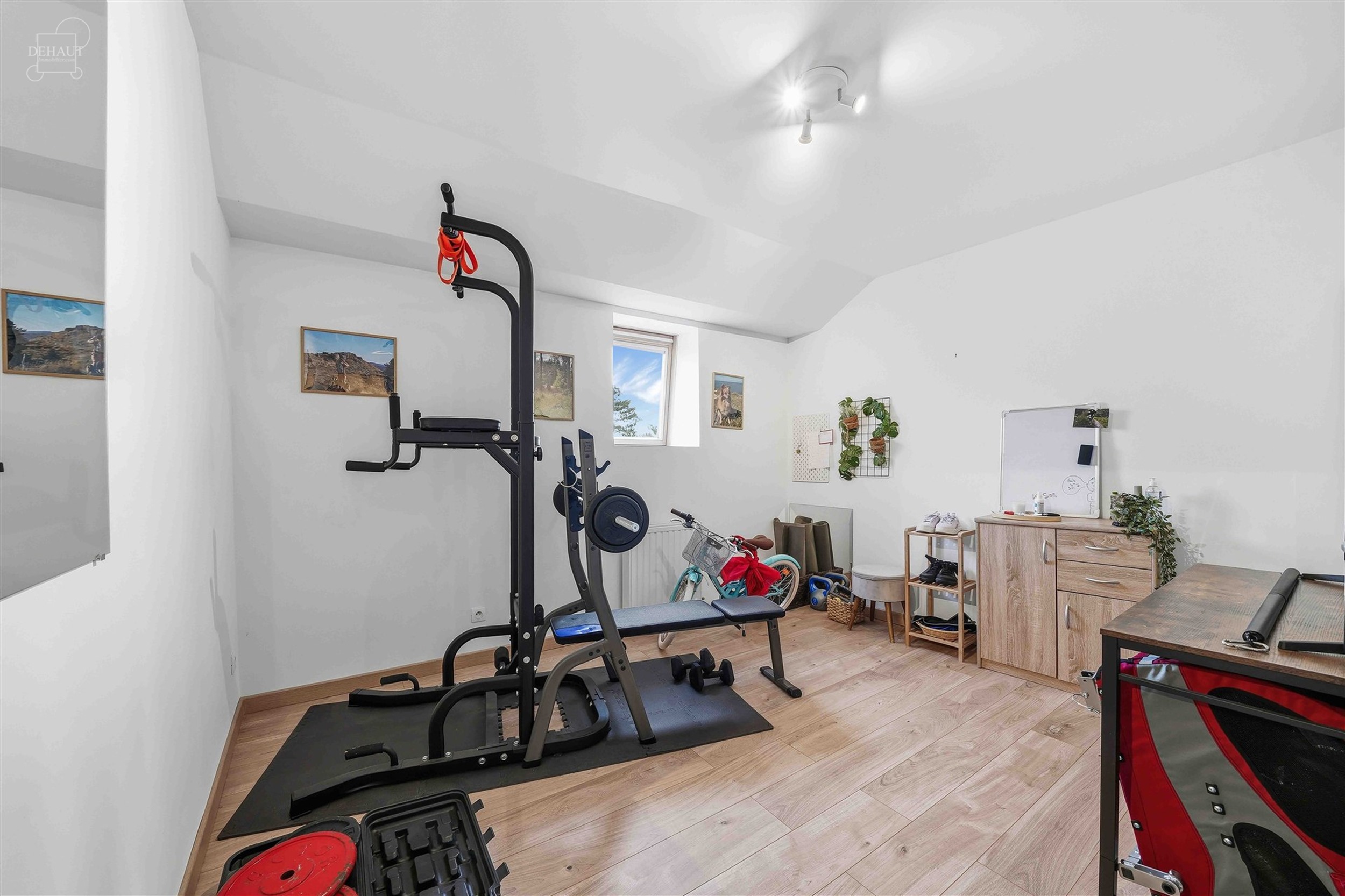 Jolie maison de ville rénovée comprenant un hall d'entrée desservant un lumineux séjour, une grande cuisine équipée, une salle de bain, un WC in...