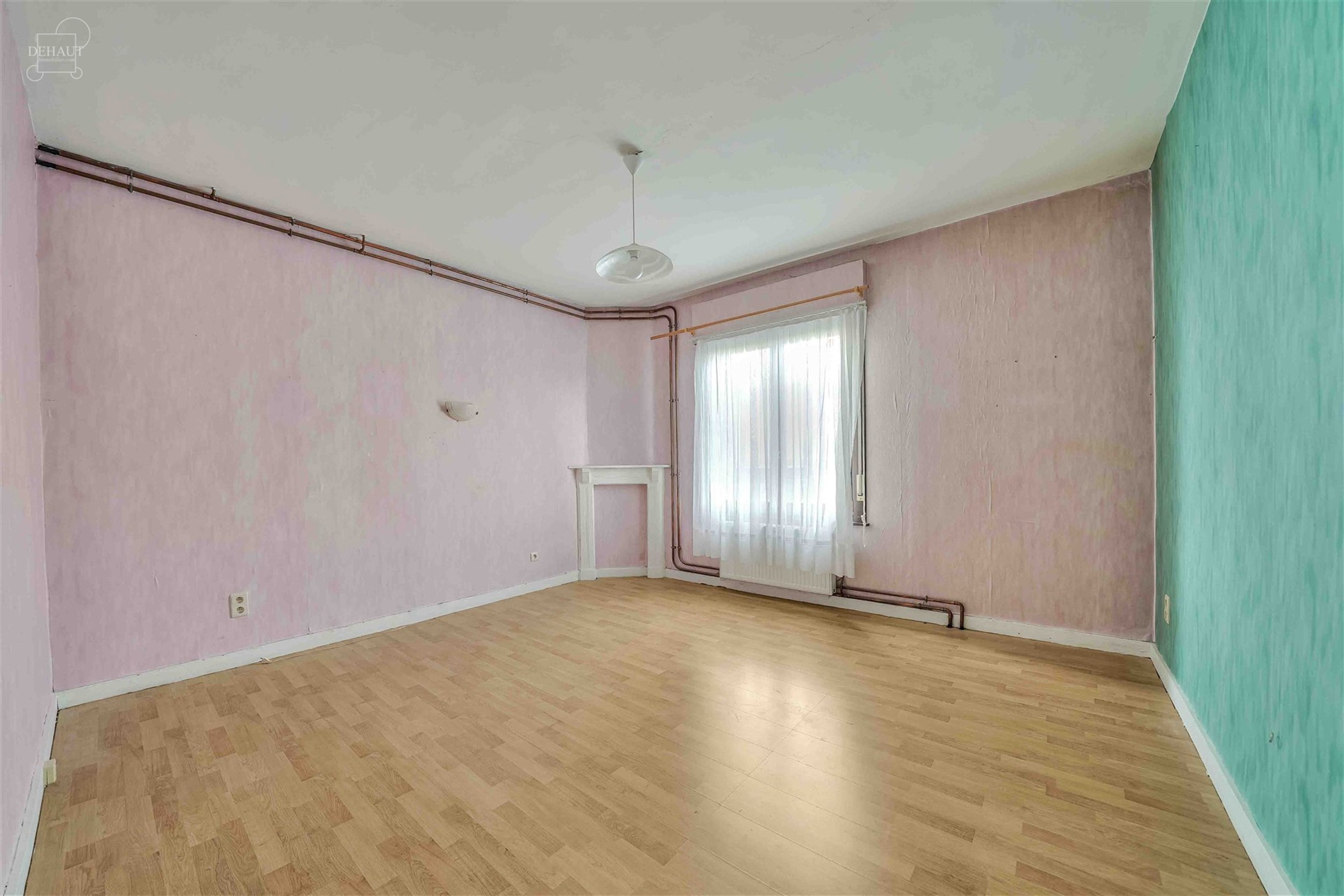 Maison de ville composée d'un hall d'entrée amenant à un séjour, une cuisine, une cavette, une salle de bain avec baignoire et douche, un WC et 4 ...