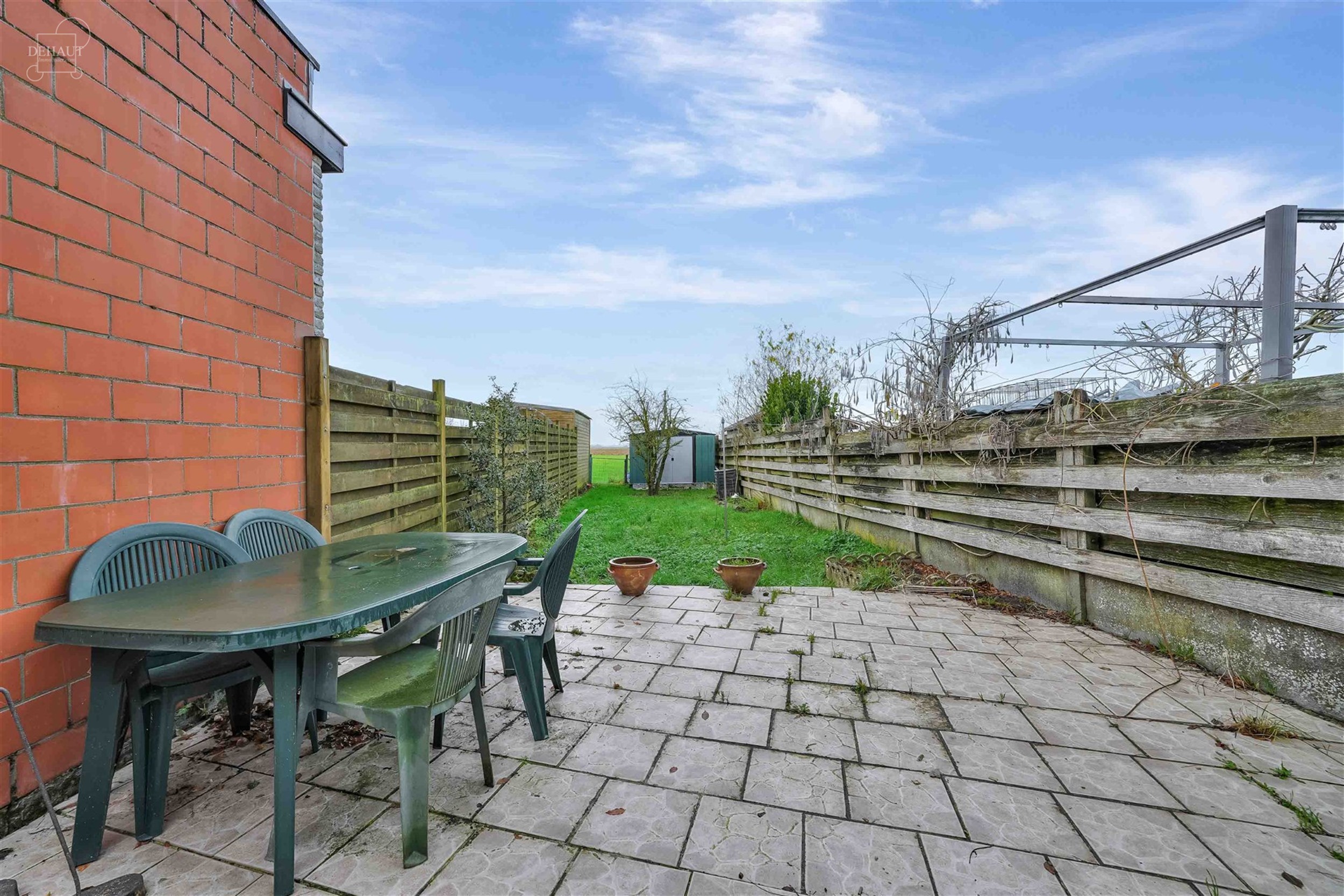 Maison de ville composée d'un hall d'entrée amenant à un séjour, une cuisine, une cavette, une salle de bain avec baignoire et douche, un WC et 4 ...