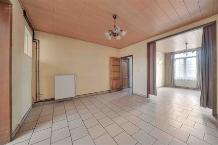 Maison de ville composée d'un hall d'entrée amenant à un séjour, une cuisine, une cavette, une salle de bain avec baignoire et douche, un WC et 4 ...