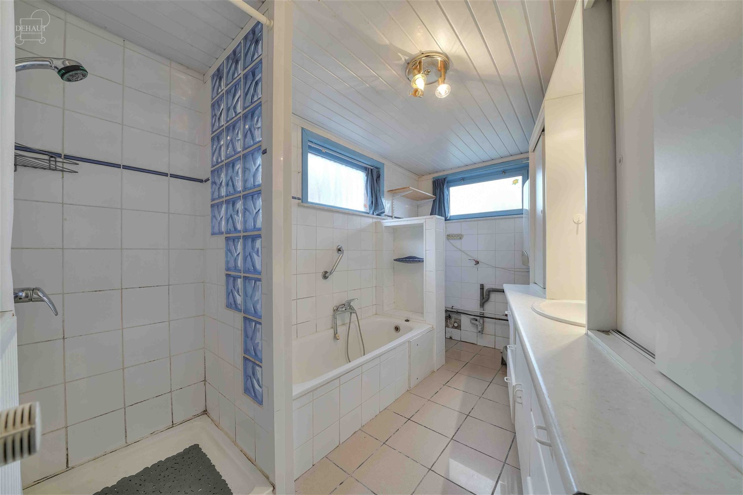 Maison de ville composée d'un hall d'entrée amenant à un séjour, une cuisine, une cavette, une salle de bain avec baignoire et douche, un WC et 4 ...