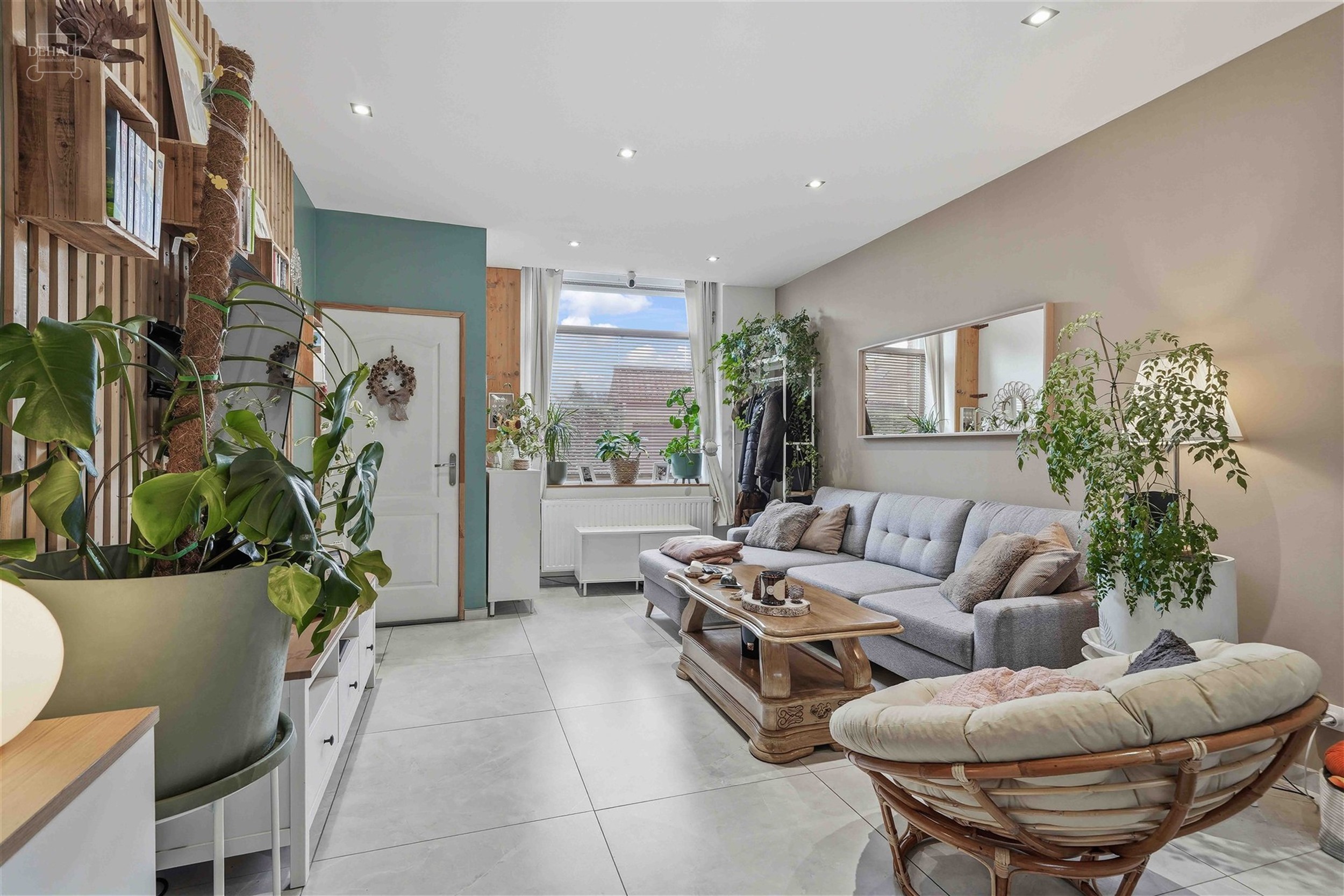 Jolie maison de ville rénovée comprenant un hall d'entrée desservant un lumineux séjour, une grande cuisine équipée, une salle de bain, un WC in...