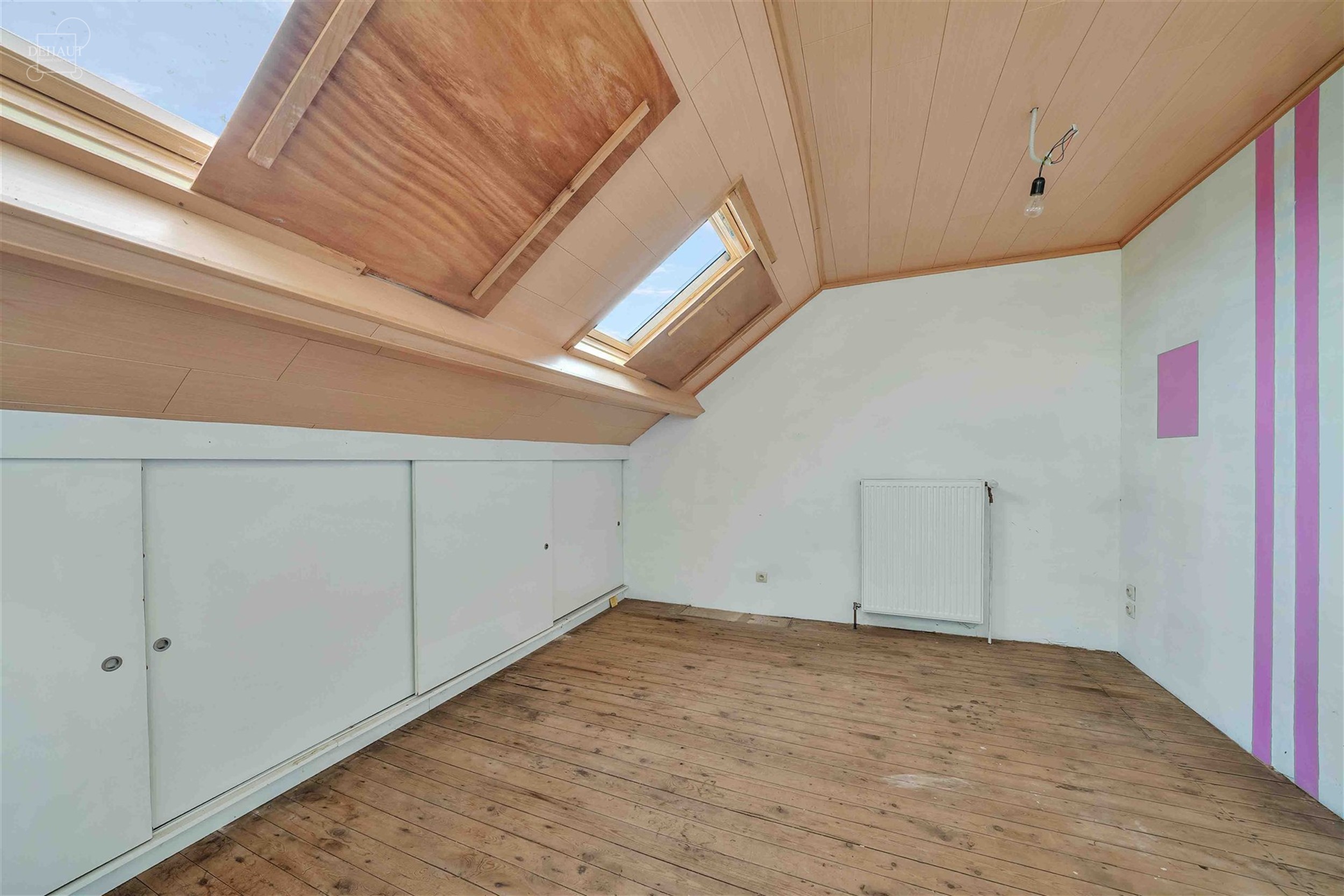 Maison de ville composée d'un hall d'entrée amenant à un séjour, une cuisine, une cavette, une salle de bain avec baignoire et douche, un WC et 4 ...