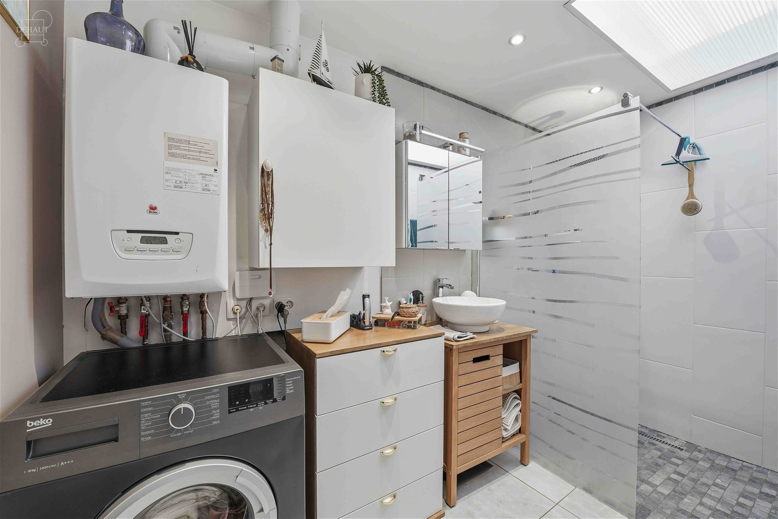 Jolie maison de ville rénovée comprenant un hall d'entrée desservant un lumineux séjour, une grande cuisine équipée, une salle de bain, un WC in...