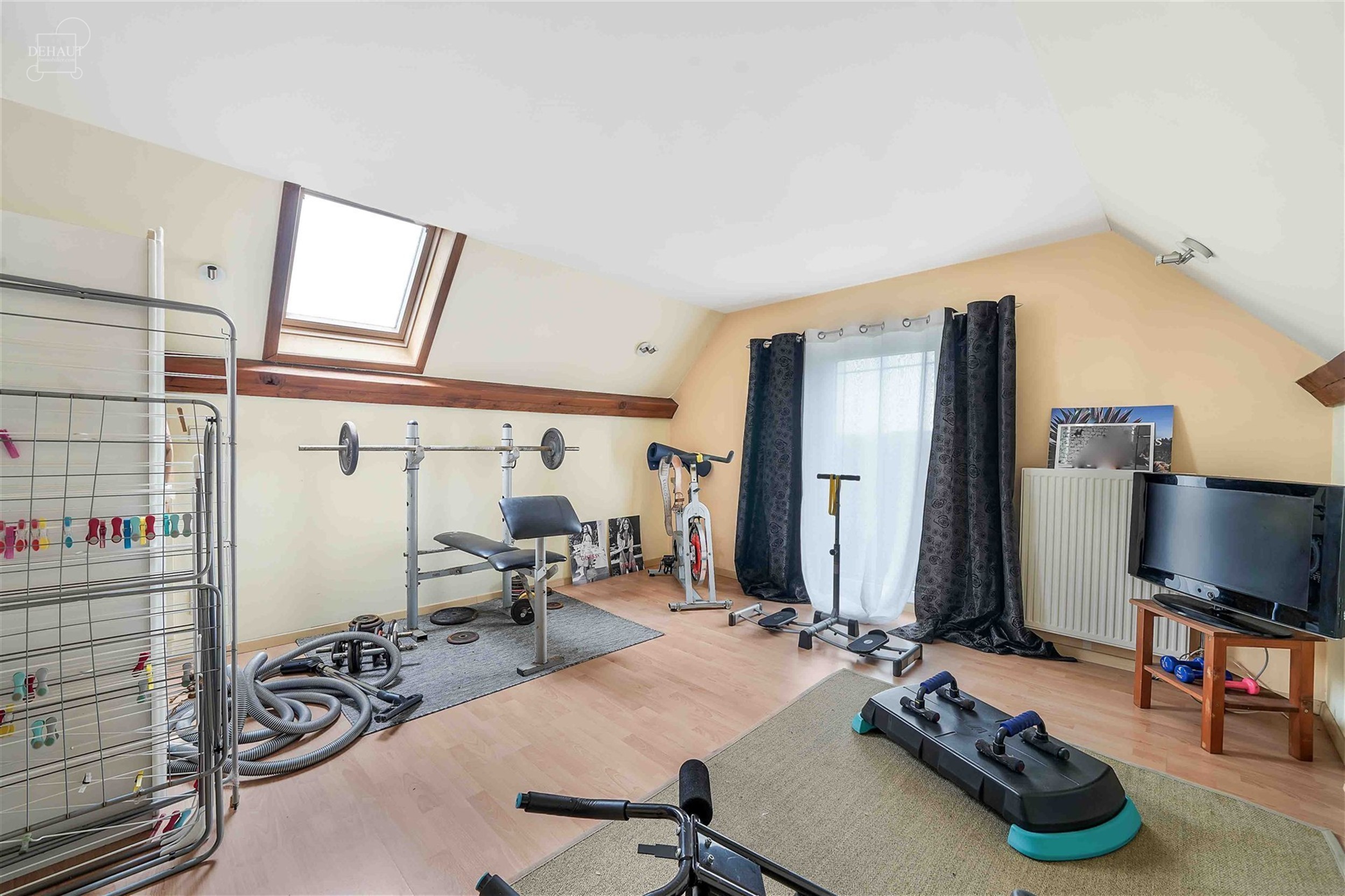 Superbe villa individuelle avec double garage située à deux pas de la frontière française. Propose au rez-de-chaussée un hall d'entrée desservan...