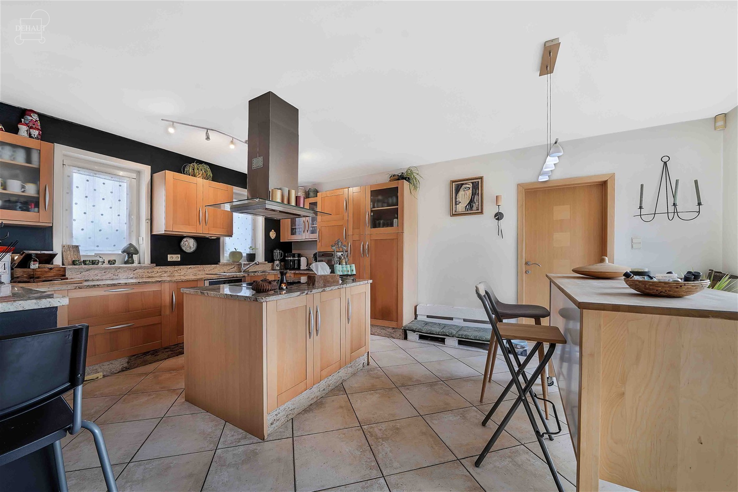 Superbe villa individuelle avec double garage située à deux pas de la frontière française. Propose au rez-de-chaussée un hall d'entrée desservan...