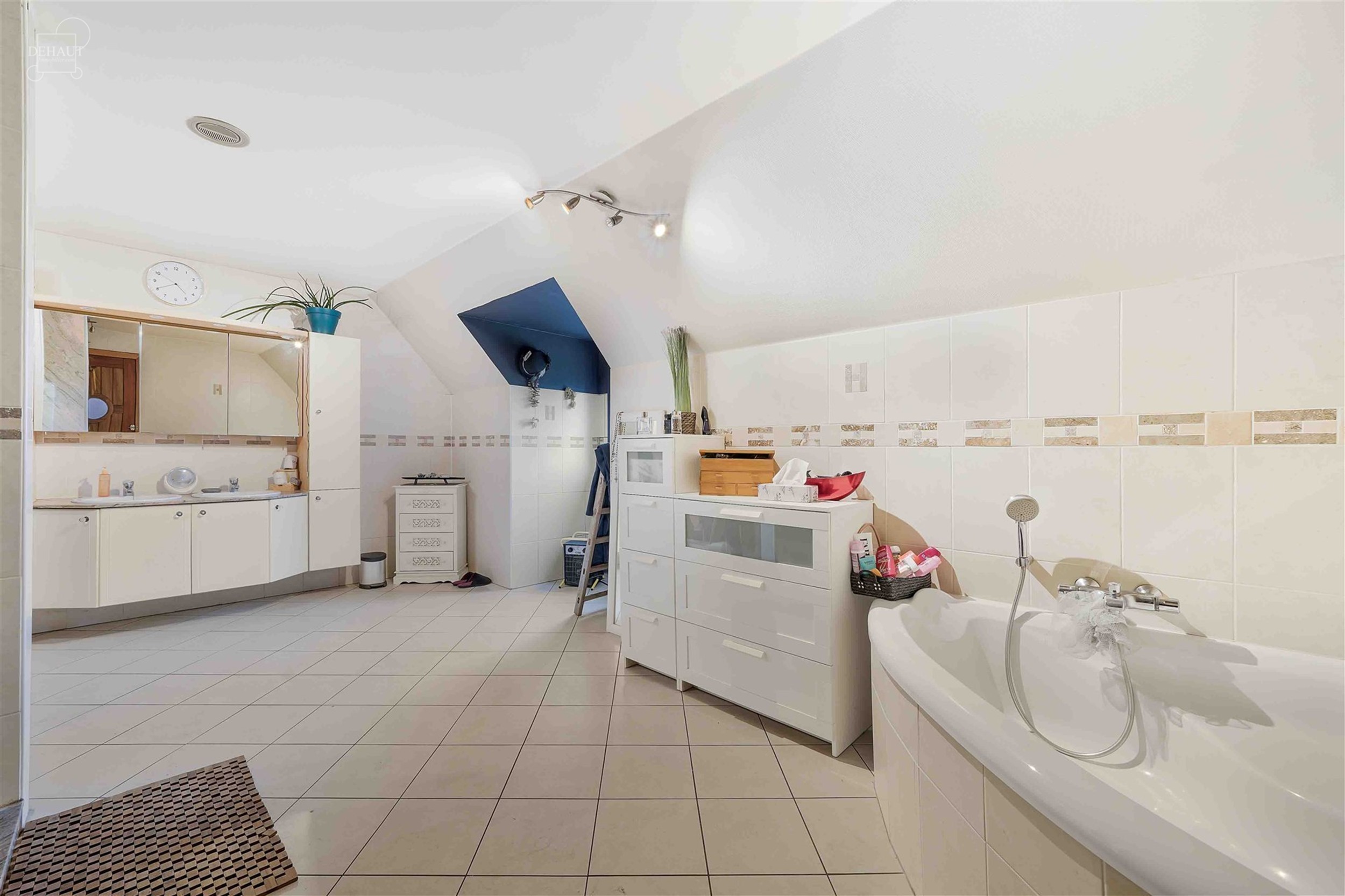 Superbe villa individuelle avec double garage située à deux pas de la frontière française. Propose au rez-de-chaussée un hall d'entrée desservan...