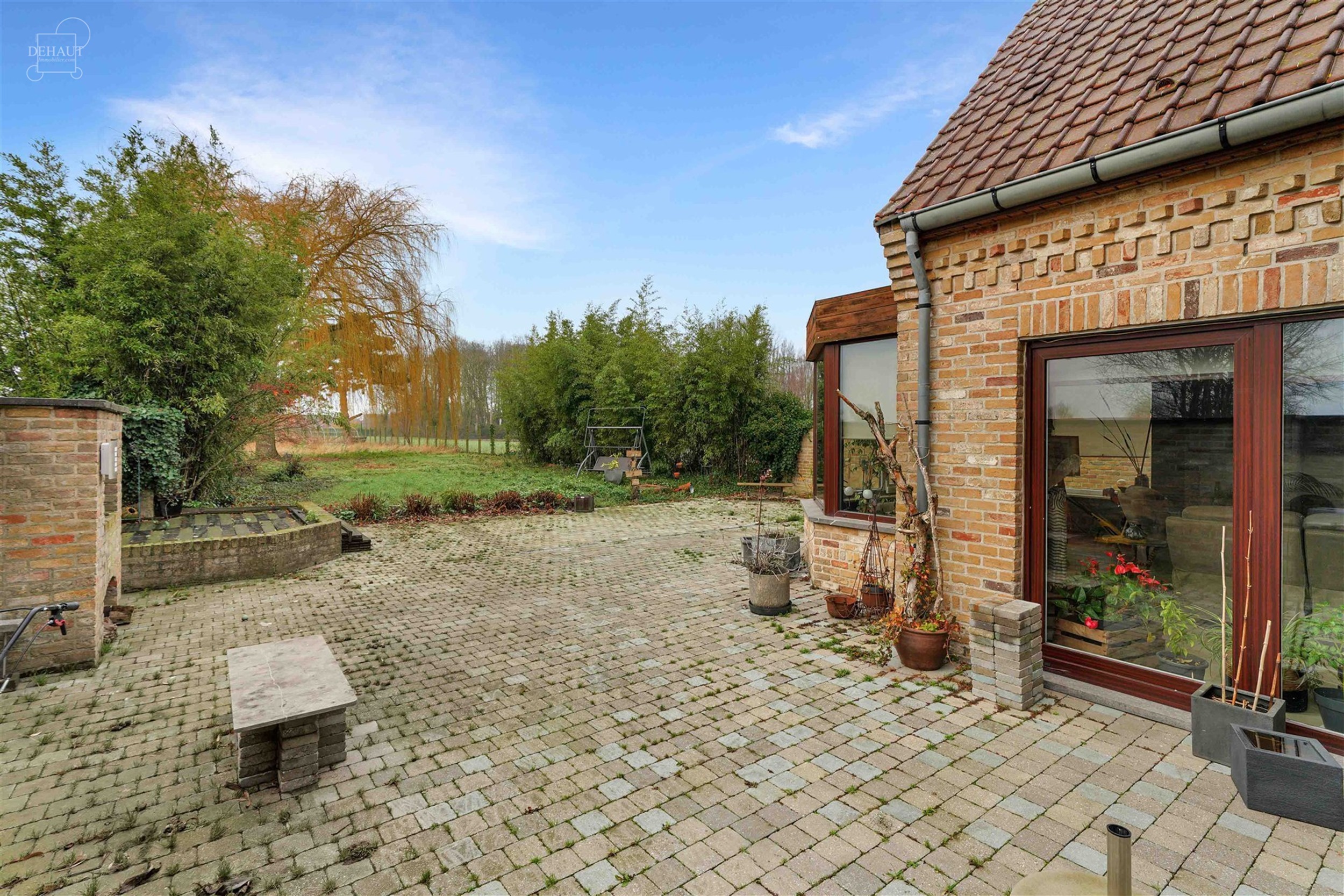 Superbe villa individuelle avec double garage située à deux pas de la frontière française. Propose au rez-de-chaussée un hall d'entrée desservan...