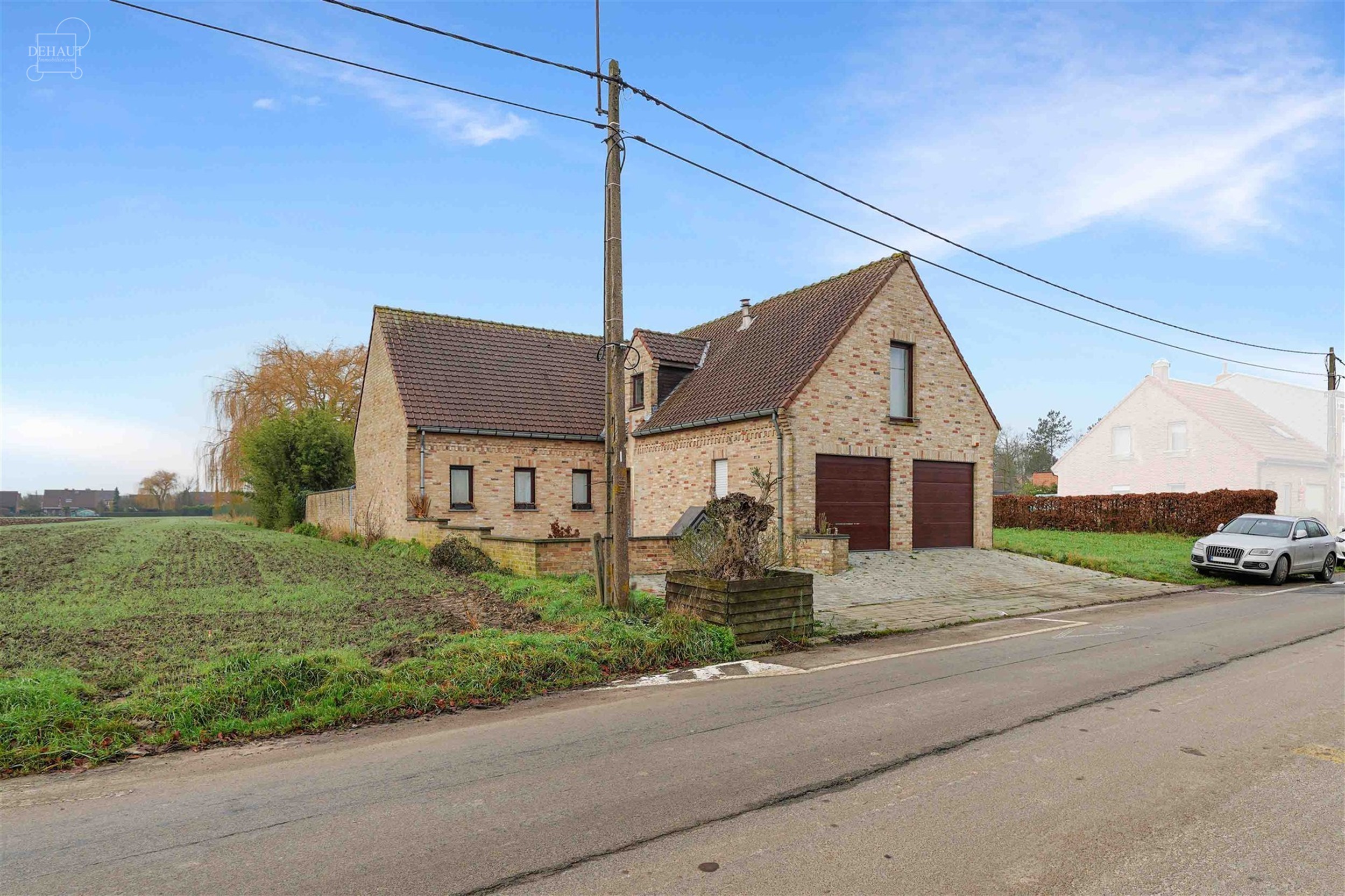 Superbe villa individuelle avec double garage située à deux pas de la frontière française. Propose au rez-de-chaussée un hall d'entrée desservan...