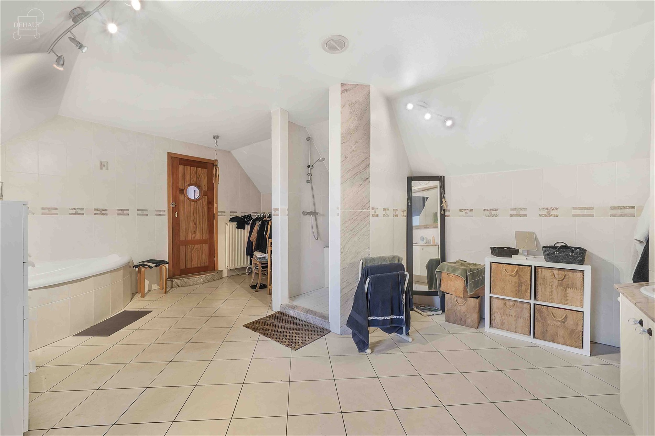 Superbe villa individuelle avec double garage située à deux pas de la frontière française. Propose au rez-de-chaussée un hall d'entrée desservan...