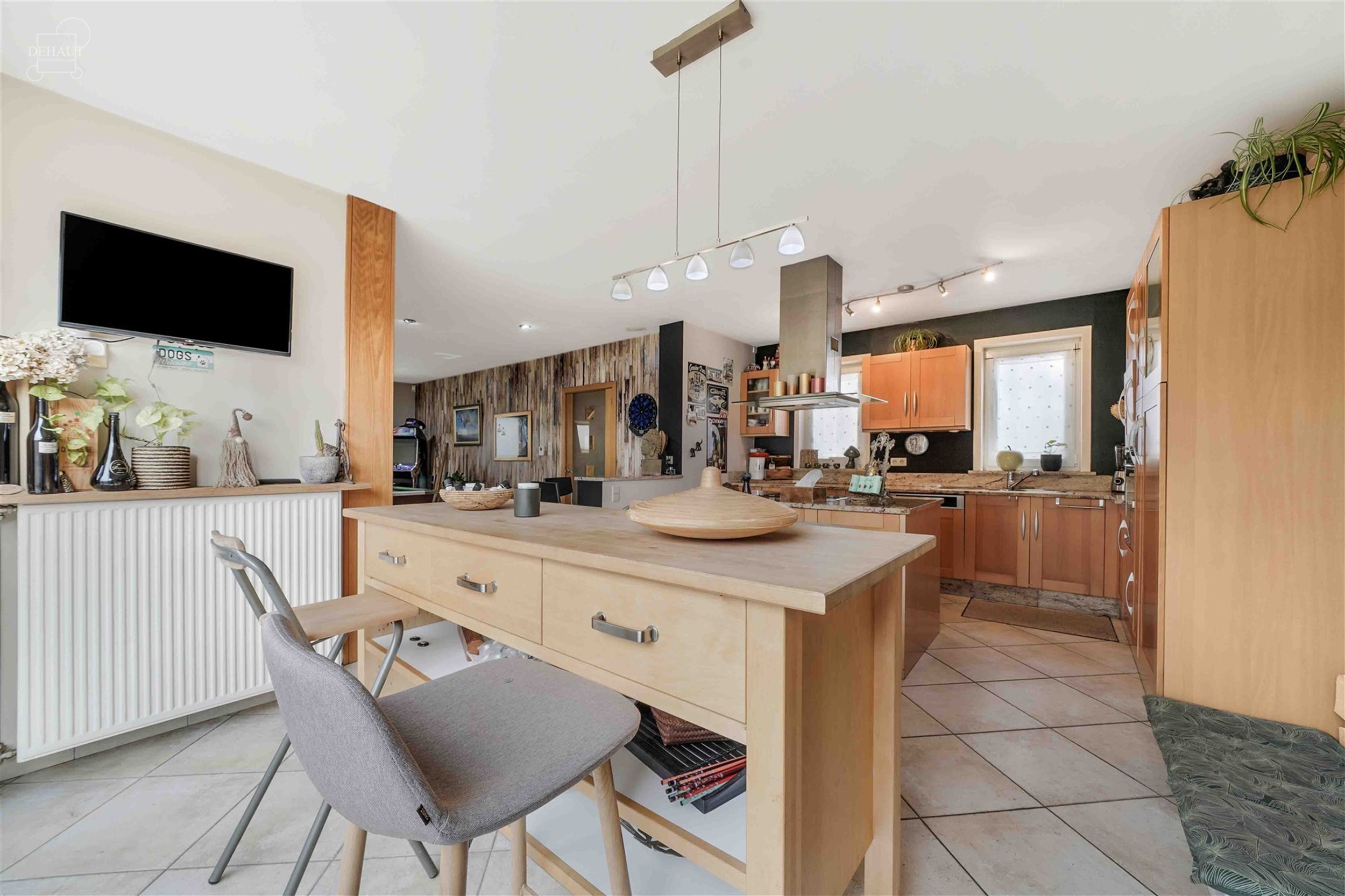 Superbe villa individuelle avec double garage située à deux pas de la frontière française. Propose au rez-de-chaussée un hall d'entrée desservan...