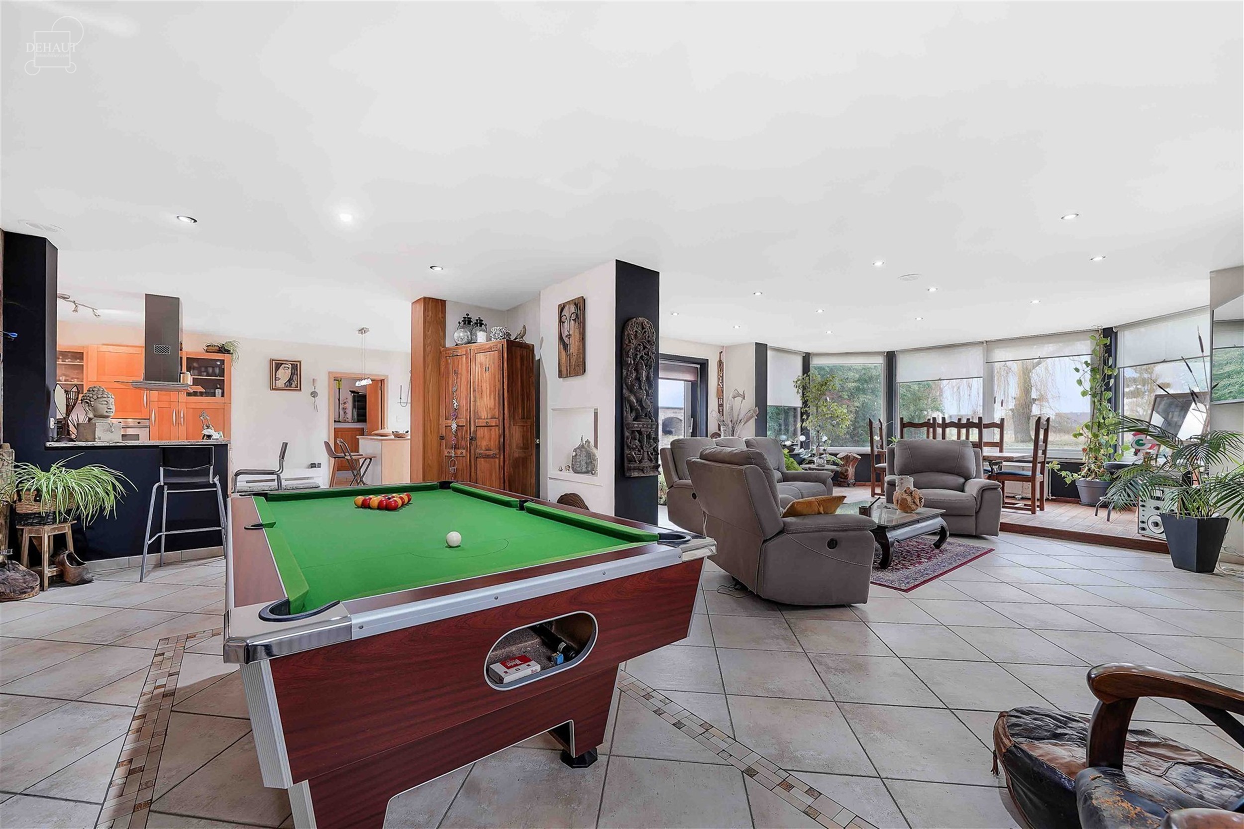 Superbe villa individuelle avec double garage située à deux pas de la frontière française. Propose au rez-de-chaussée un hall d'entrée desservan...