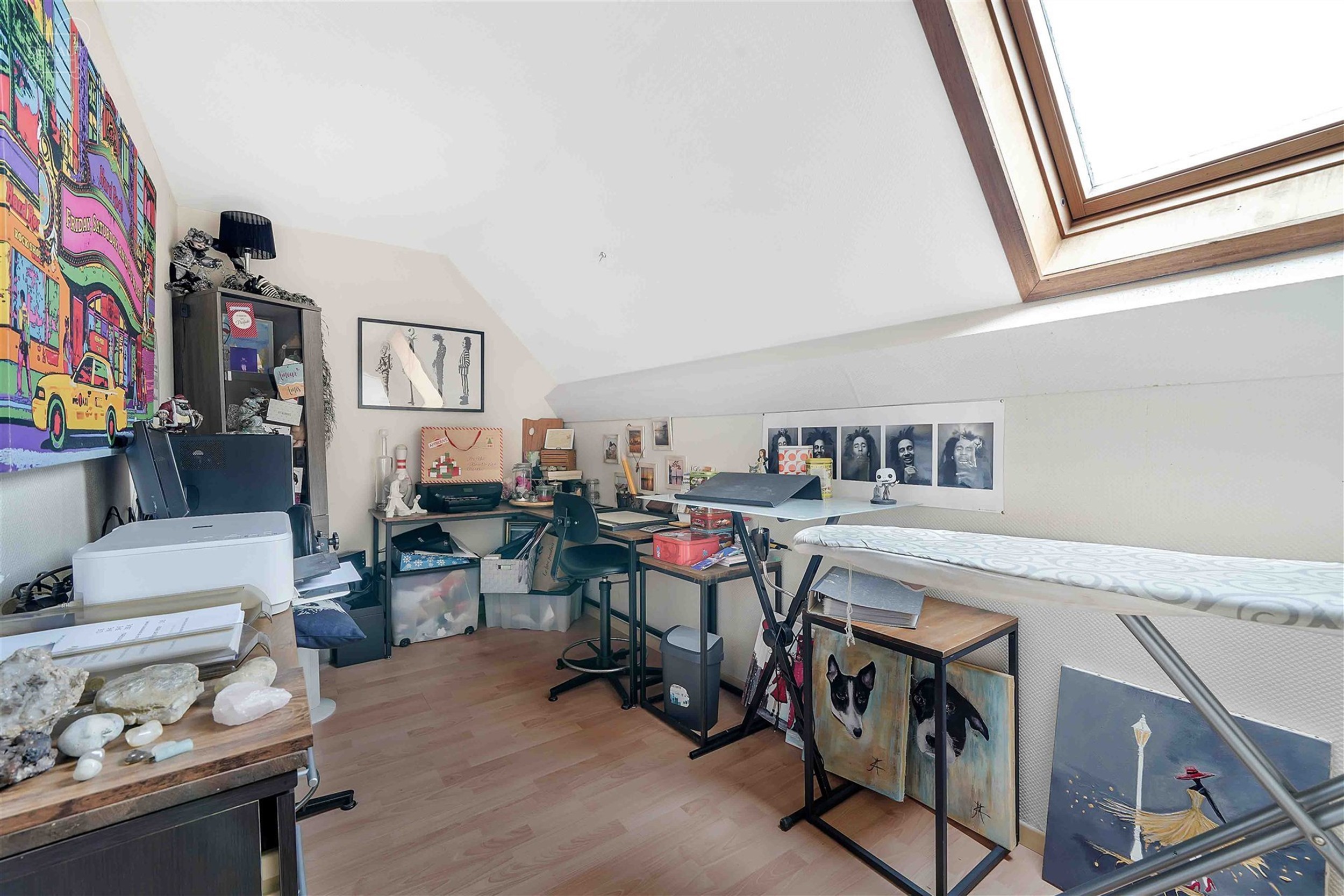 Superbe villa individuelle avec double garage située à deux pas de la frontière française. Propose au rez-de-chaussée un hall d'entrée desservan...