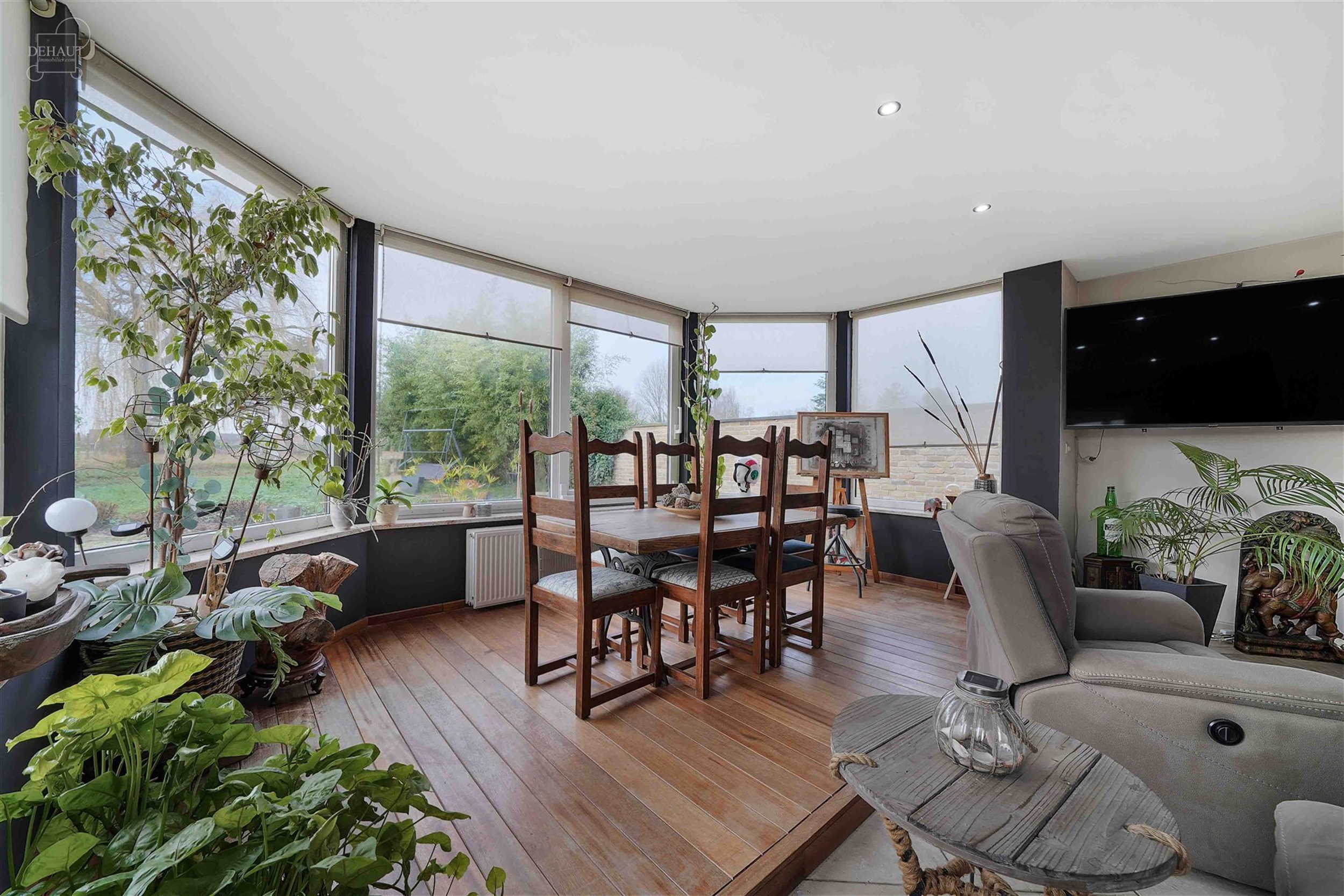 Superbe villa individuelle avec double garage située à deux pas de la frontière française. Propose au rez-de-chaussée un hall d'entrée desservan...