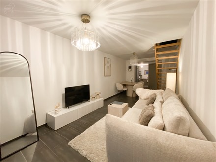 Jolie maison de ville située au calme, à 2 pas du centre-ville et de la frontière française. Propose un séjour ouvert sur cuisine, une salle de b...