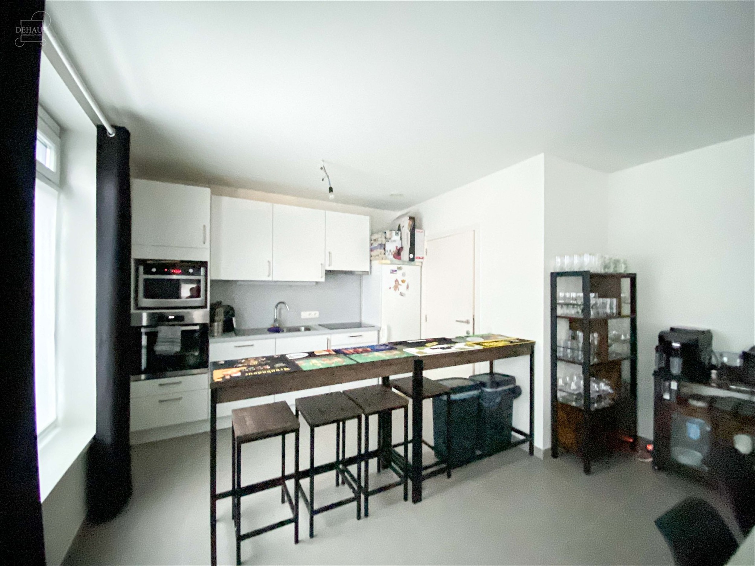 Bel appartement au rez-de-chaussée d'un immeuble construit en 2018. Comprend un lumineux séjour ouvert sur cuisine équipée, une salle de bain, une...