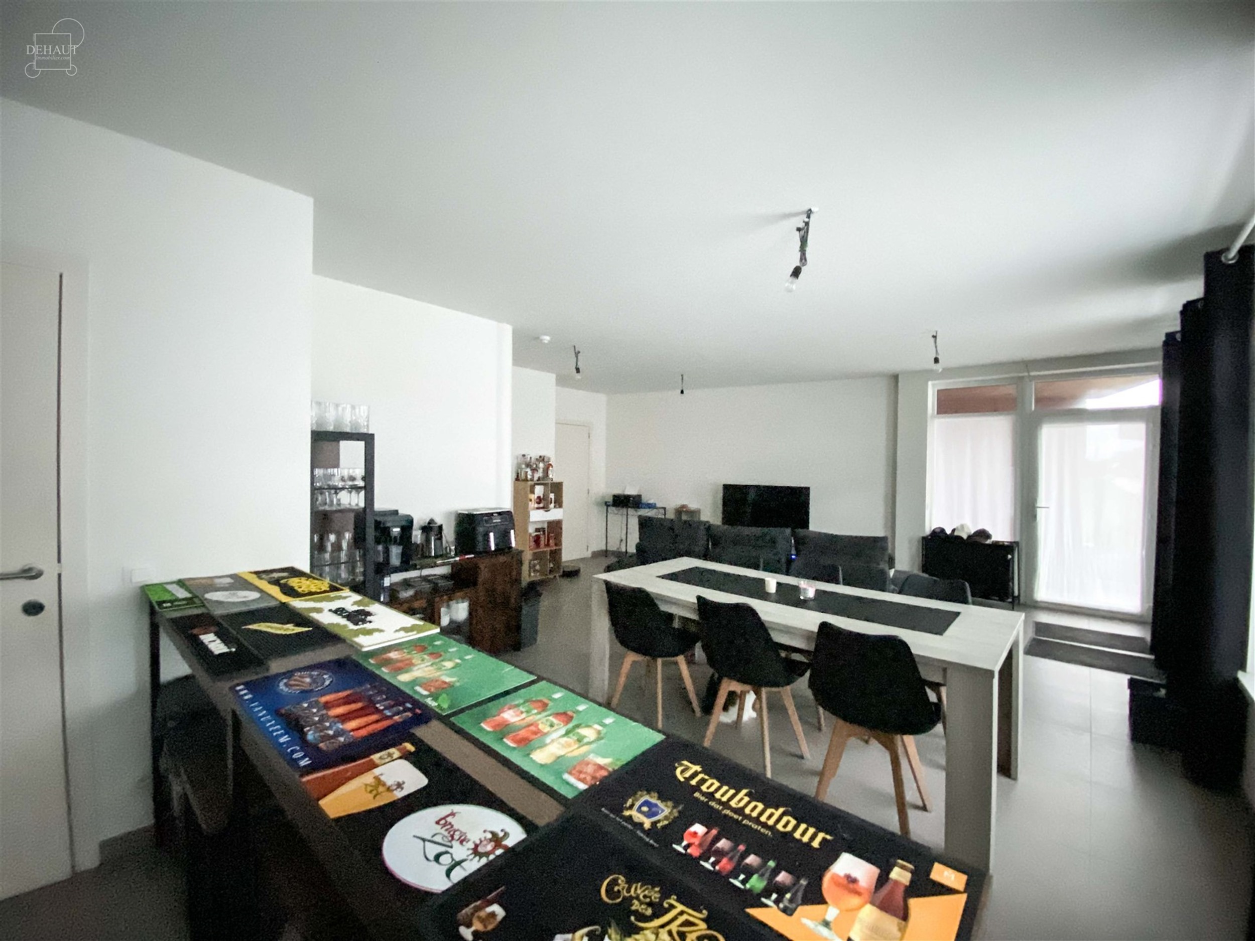 Bel appartement au rez-de-chaussée d'un immeuble construit en 2018. Comprend un lumineux séjour ouvert sur cuisine équipée, une salle de bain, une...