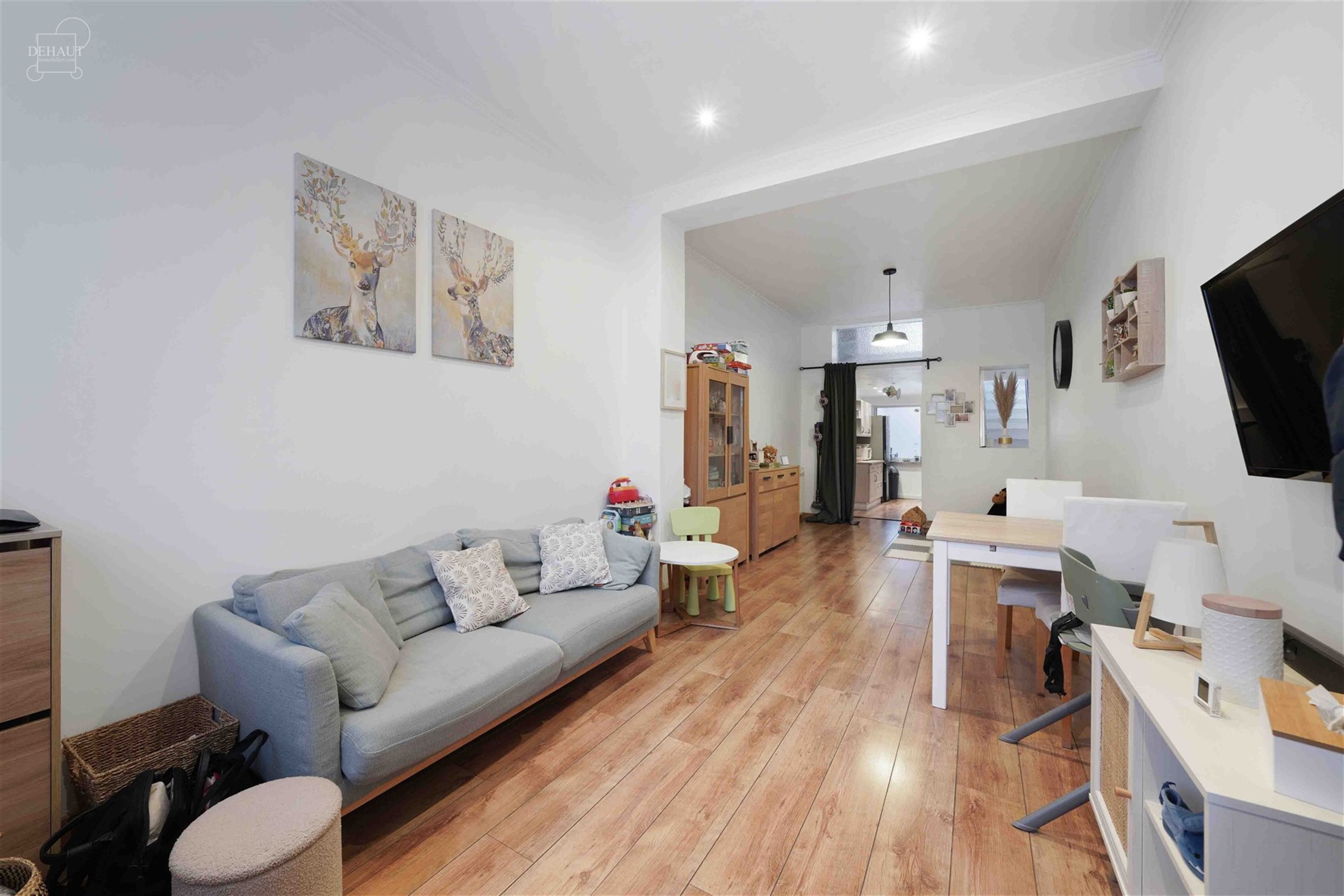 Maison de ville tout confort avec garage par accès arrière comprenant un séjour, une cuisine équipée, une buanderie, une salle de bain, 2 WC dont...