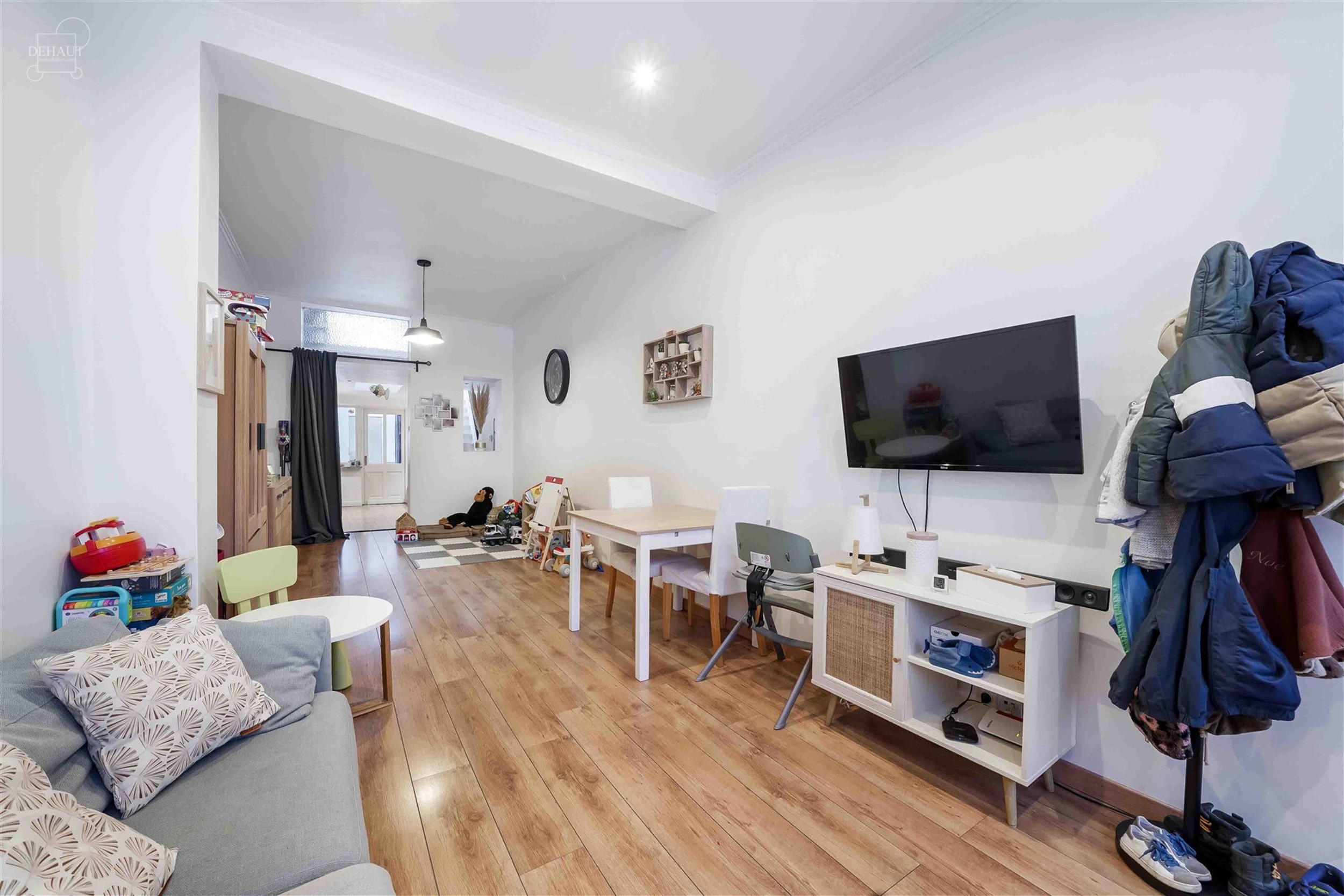 Maison de ville tout confort avec garage par accès arrière comprenant un séjour, une cuisine équipée, une buanderie, une salle de bain, 2 WC dont...