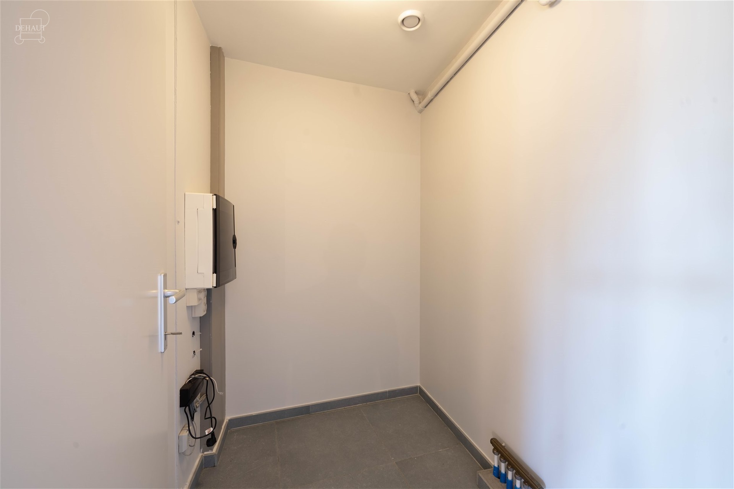 Superbe appartement rénové situé à proximité du centre-ville et des commerces. Bel espace de vie ouvert sur une cuisine entièrement équipée av...