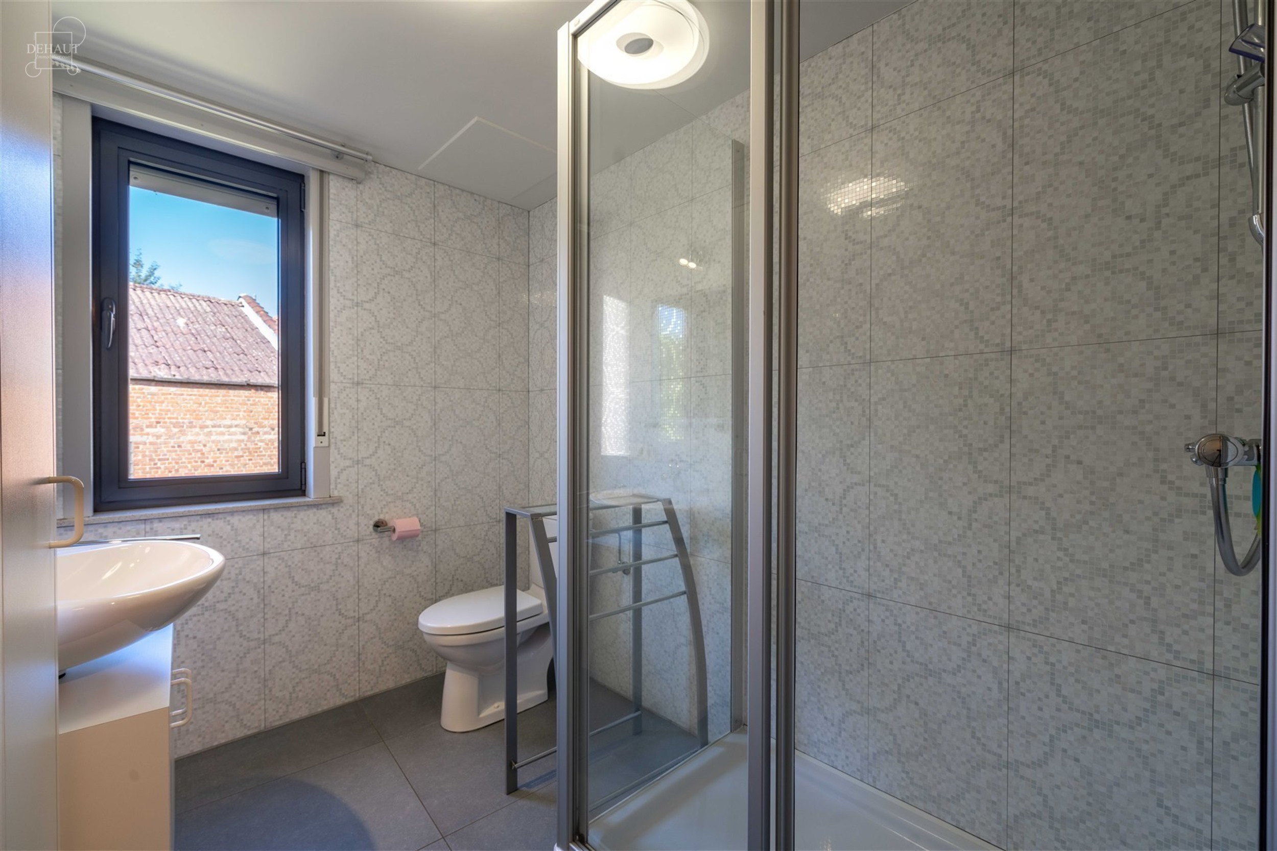 Superbe appartement rénové situé à proximité du centre-ville et des commerces. Bel espace de vie ouvert sur une cuisine entièrement équipée av...