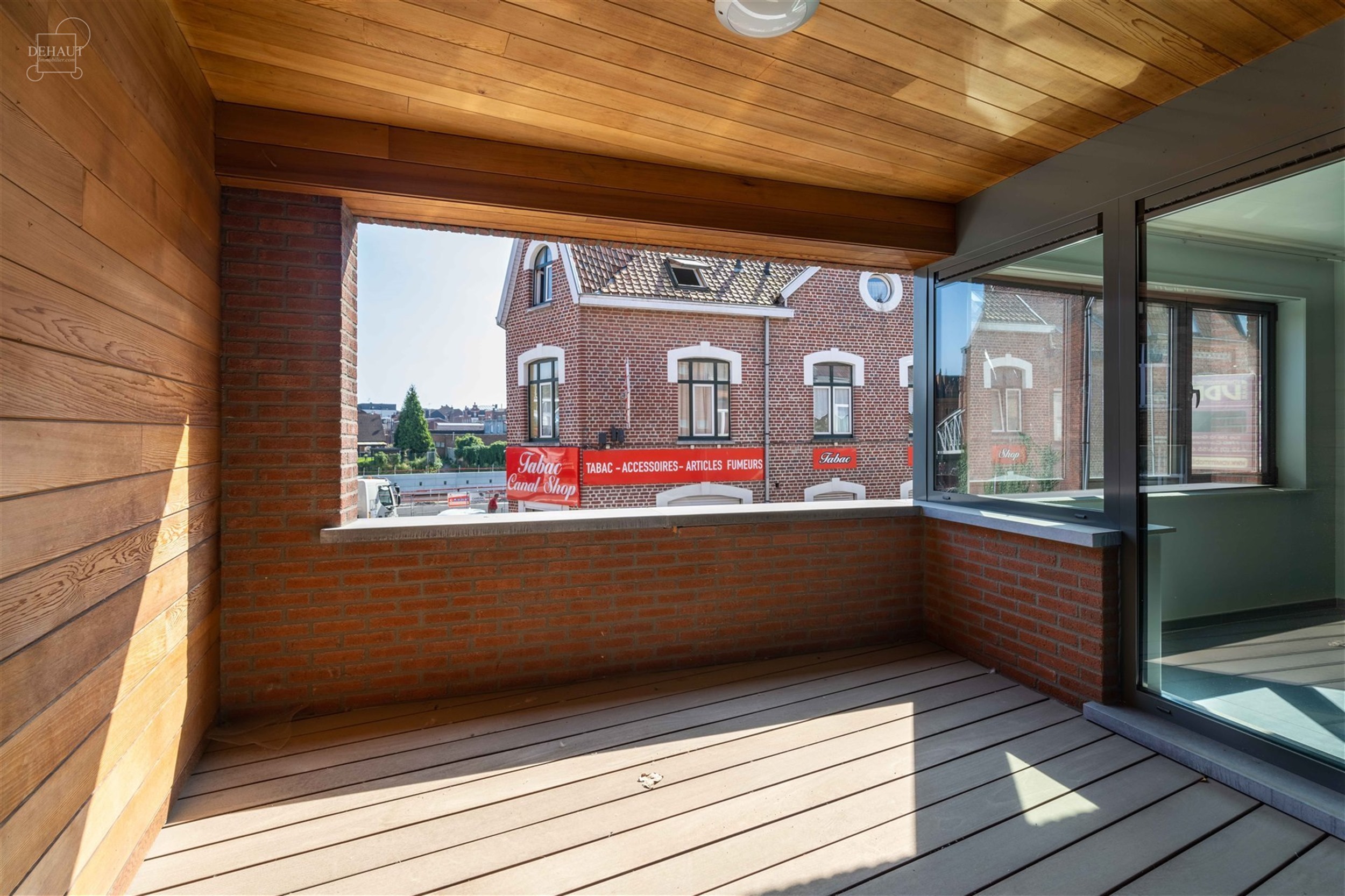 Superbe appartement rénové situé à proximité du centre-ville et des commerces. Bel espace de vie ouvert sur une cuisine entièrement équipée av...