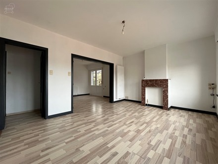 Bel appartement rénové au premier étage d'un immeuble idéalement situé en centre-ville. Comprend un salon, une salle à manger, une cuisine équi...