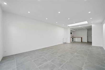 Maison de ville entièrement refaite à neuf ! Un bien tout confort comprenant un séjour lumineux sur cuisine équipée, une buanderie, une salle de ...