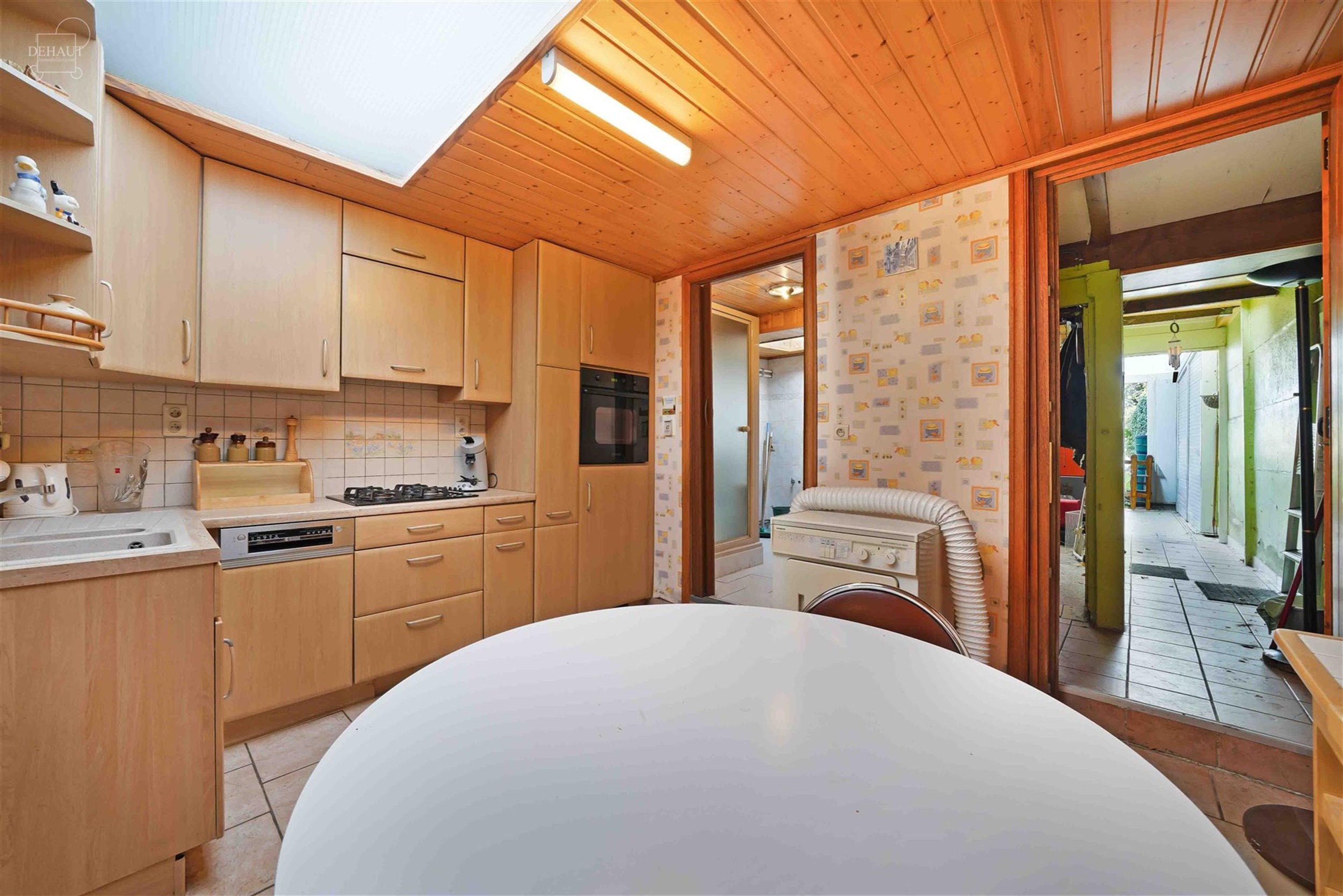 Maison de ville avec jardin disposant d'un grand séjour d'env. 42 m², une cuisine équipée, une salle de bain et 2 chambres. Grenier aménageable e...