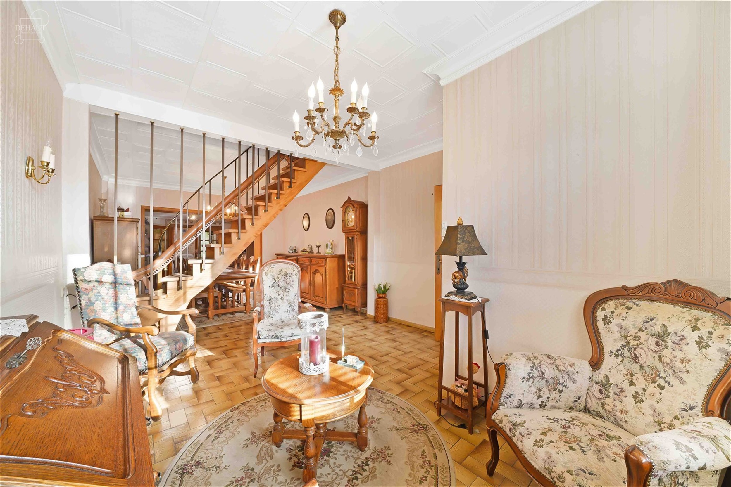 Maison de ville avec jardin disposant d'un grand séjour d'env. 42 m², une cuisine équipée, une salle de bain et 2 chambres. Grenier aménageable e...