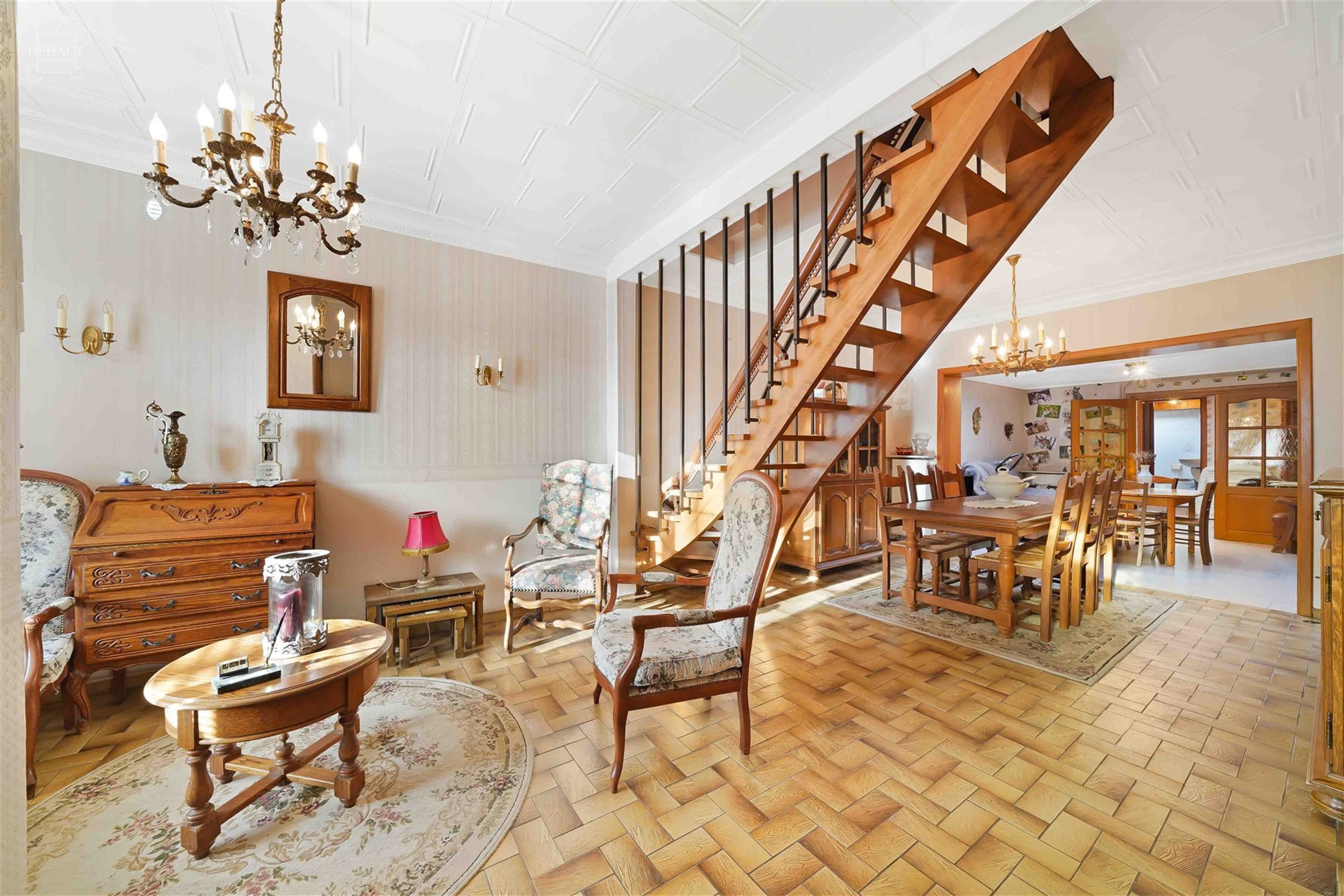 Maison de ville avec jardin disposant d'un grand séjour d'env. 42 m², une cuisine équipée, une salle de bain et 2 chambres. Grenier aménageable e...