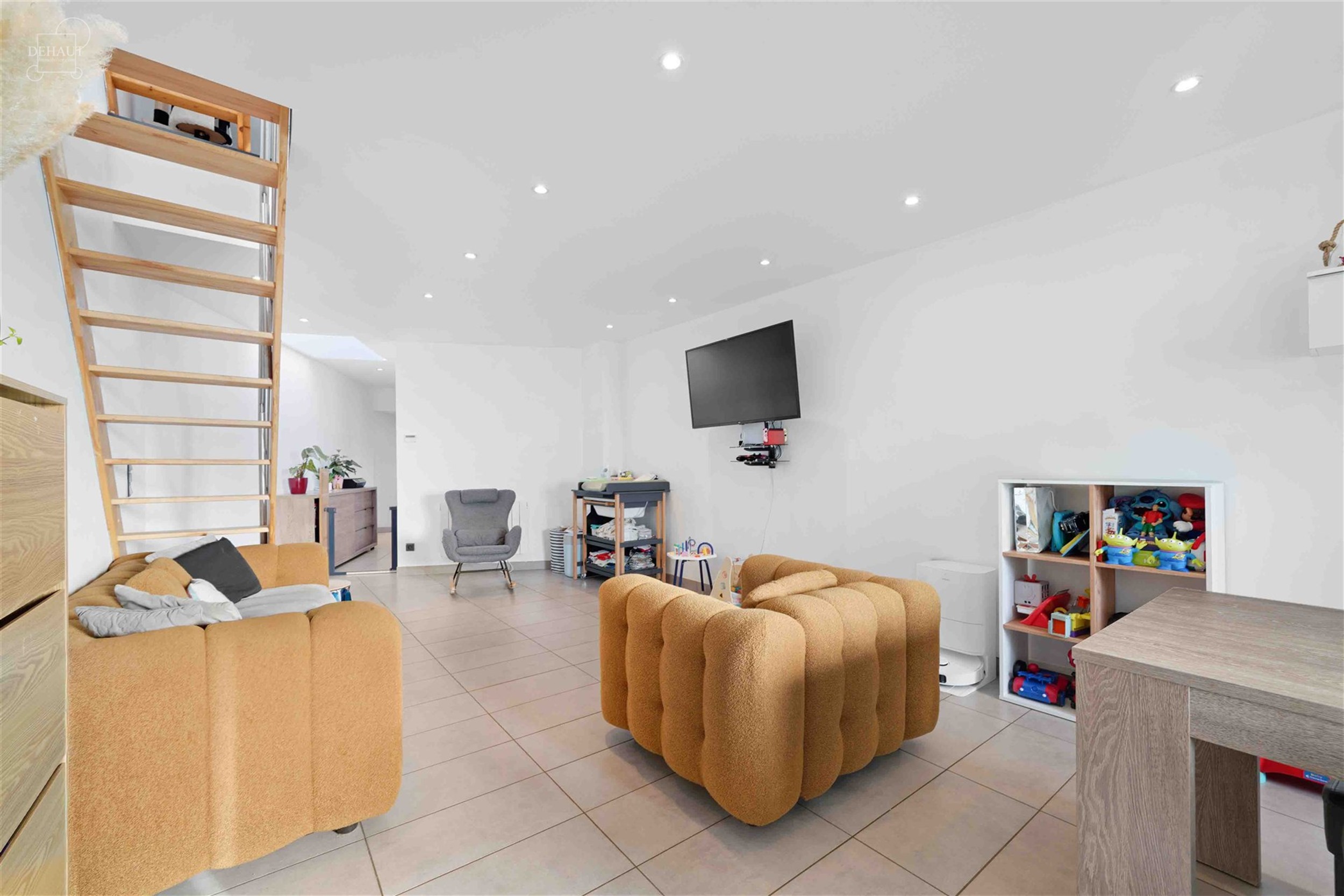 Jolie maison de ville située dans une rue piétonne très calme et à quelques pas du centre-ville : hall d'entrée, séjour, cuisine équipée, sall...