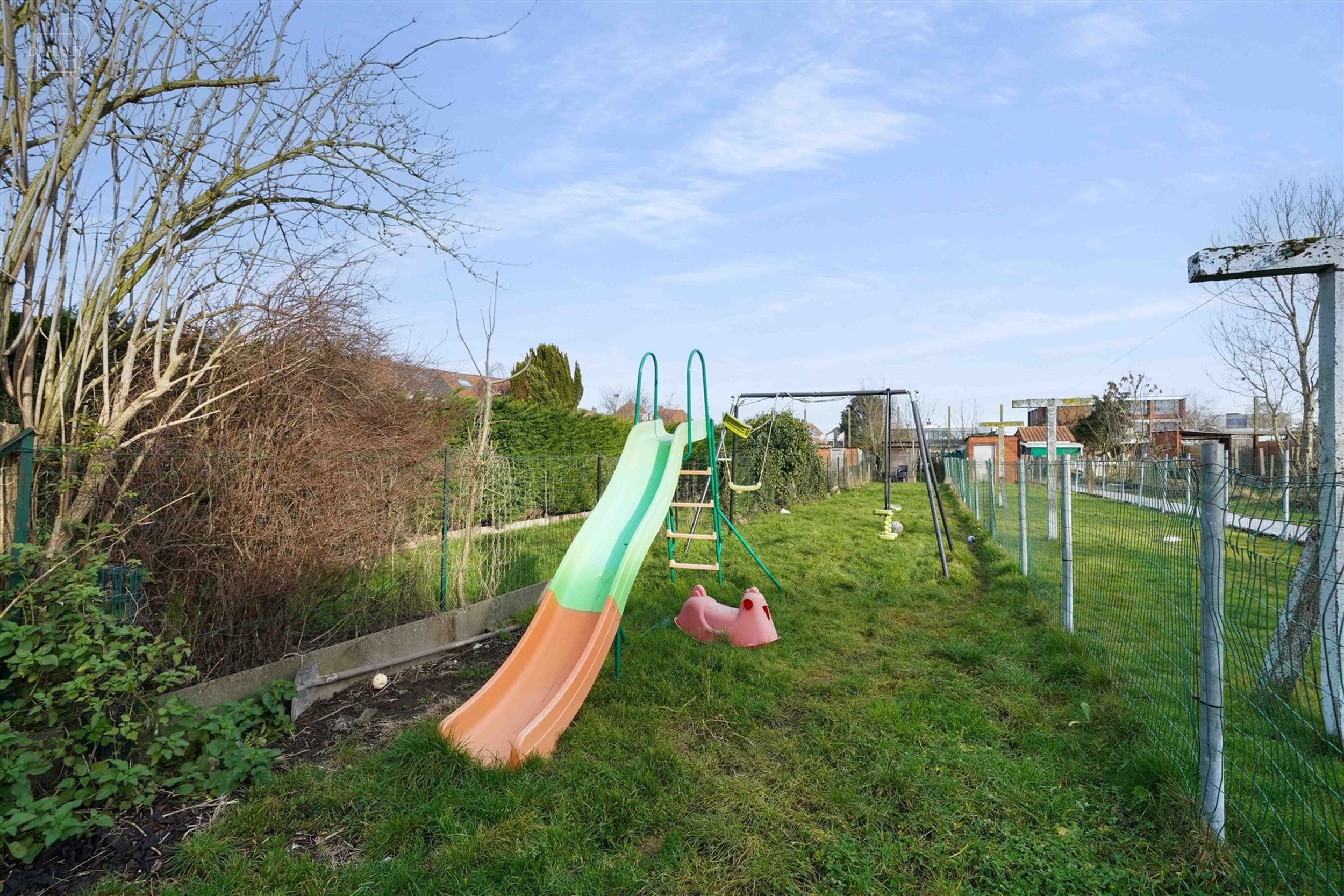 Jolie maison de ville située dans une rue piétonne très calme et à quelques pas du centre-ville : hall d'entrée, séjour, cuisine équipée, sall...
