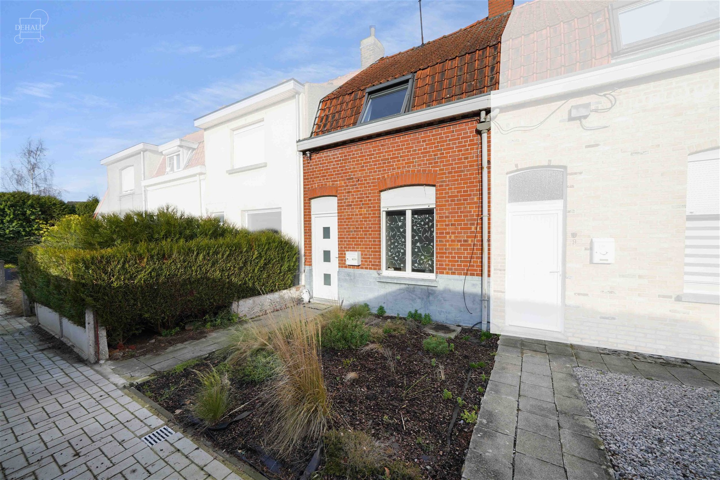 Jolie maison de ville située dans une rue piétonne très calme et à quelques pas du centre-ville : hall d'entrée, séjour, cuisine équipée, sall...