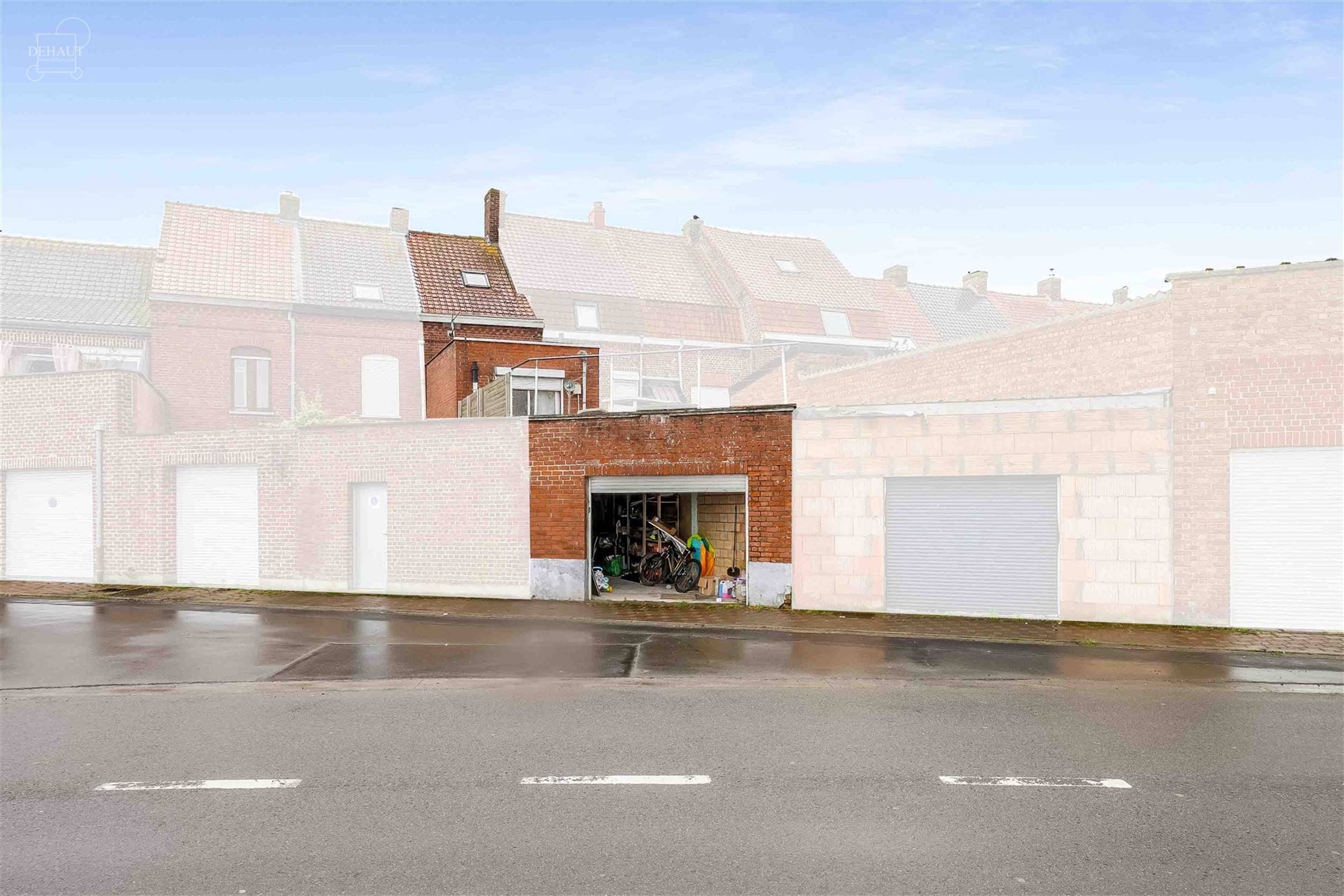 Maison de ville tout confort avec garage par accès arrière comprenant un séjour, une cuisine équipée, une buanderie, une salle de bain, 2 WC dont...