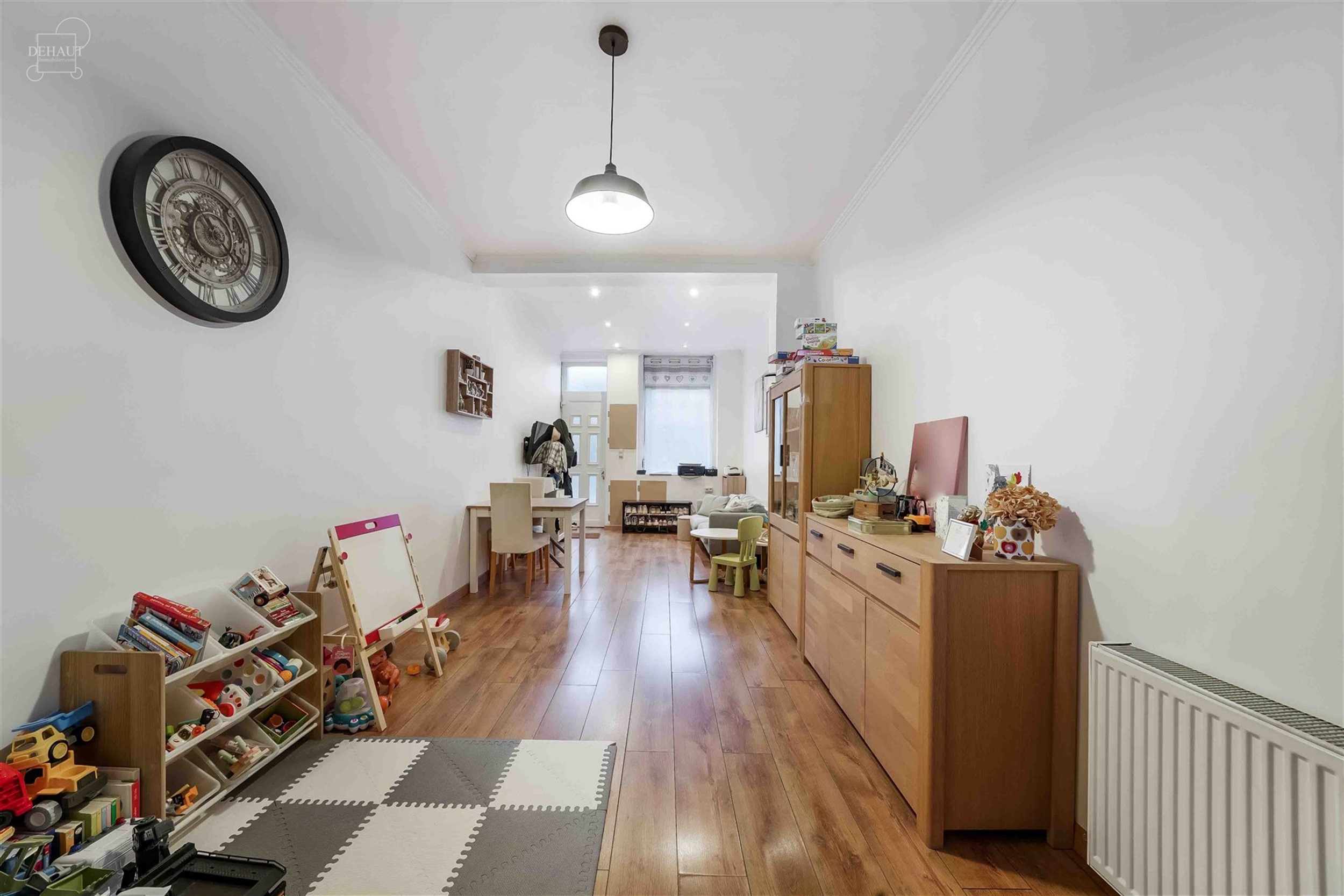 Maison de ville tout confort avec garage par accès arrière comprenant un séjour, une cuisine équipée, une buanderie, une salle de bain, 2 WC dont...