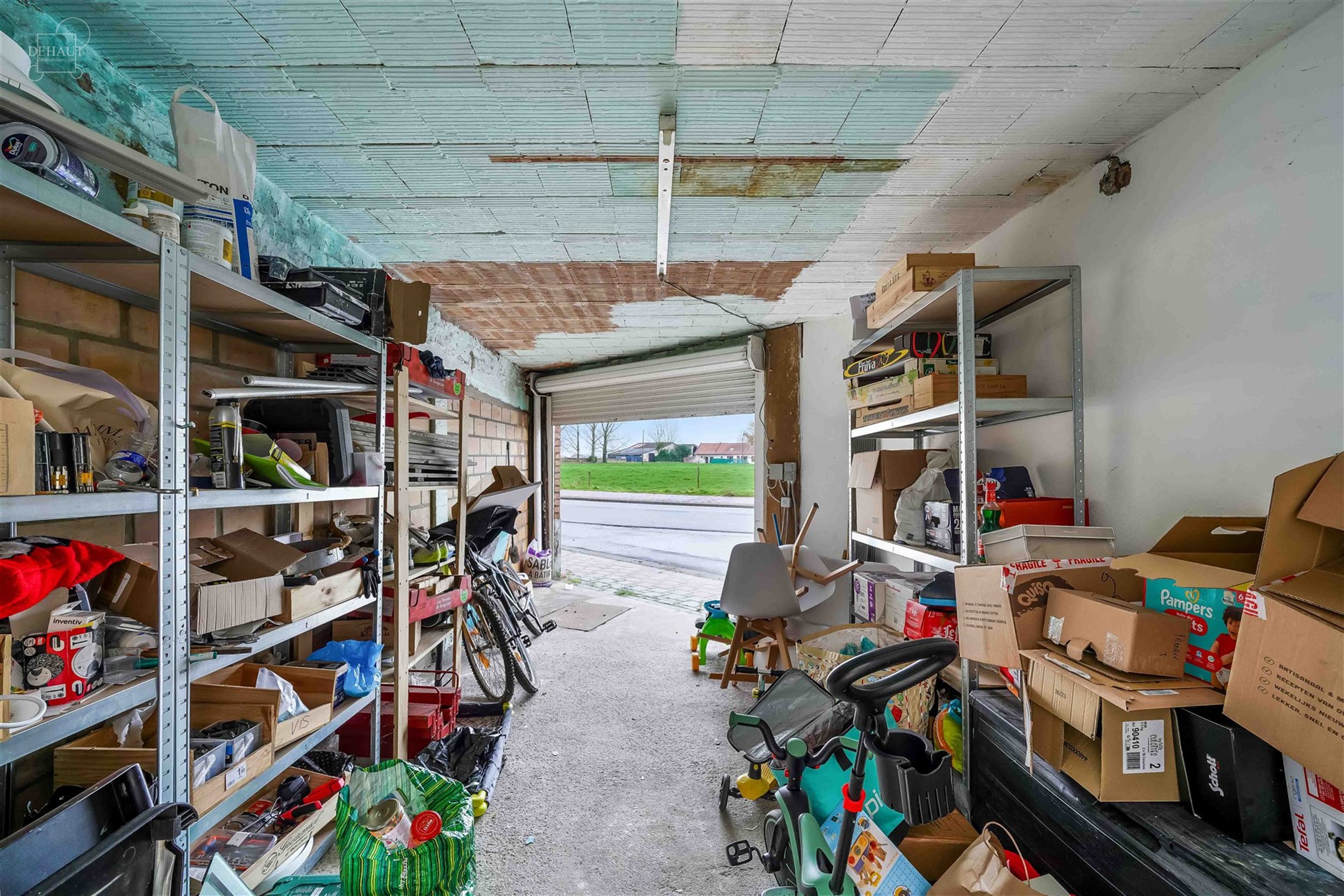 Maison de ville tout confort avec garage par accès arrière comprenant un séjour, une cuisine équipée, une buanderie, une salle de bain, 2 WC dont...