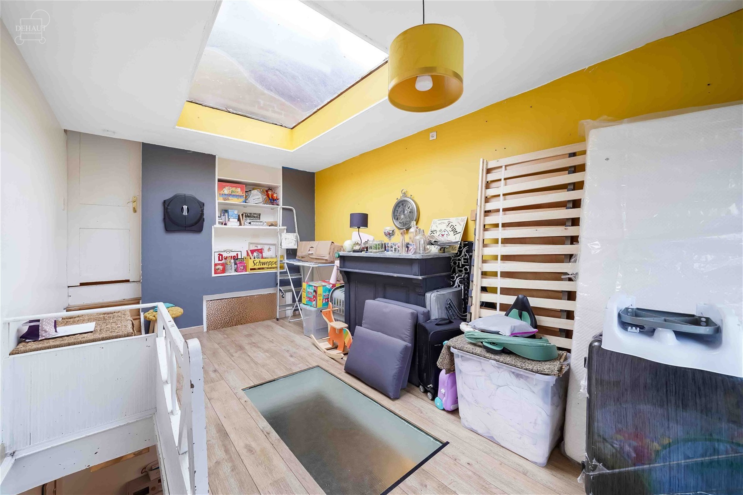 Maison de ville tout confort avec garage par accès arrière comprenant un séjour, une cuisine équipée, une buanderie, une salle de bain, 2 WC dont...