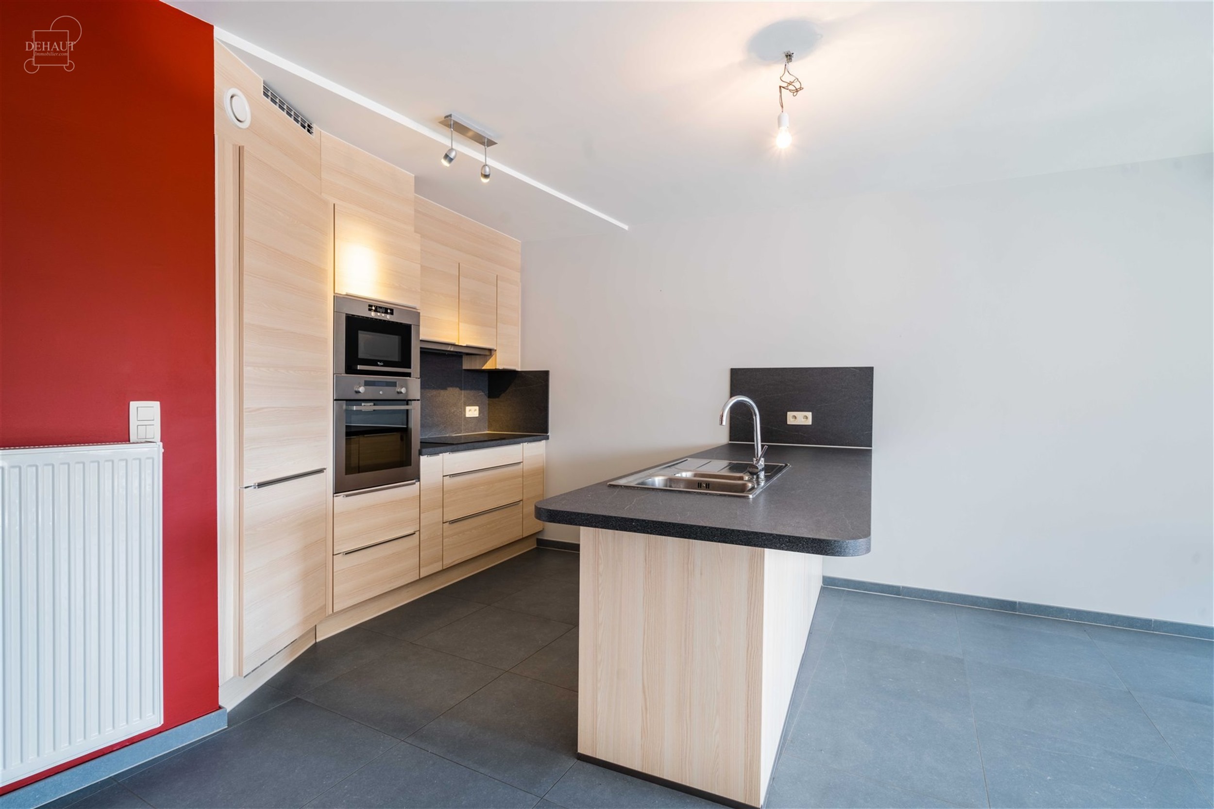 Superbe appartement rénové situé à proximité du centre-ville et des commerces. Bel espace de vie ouvert sur une cuisine entièrement équipée av...