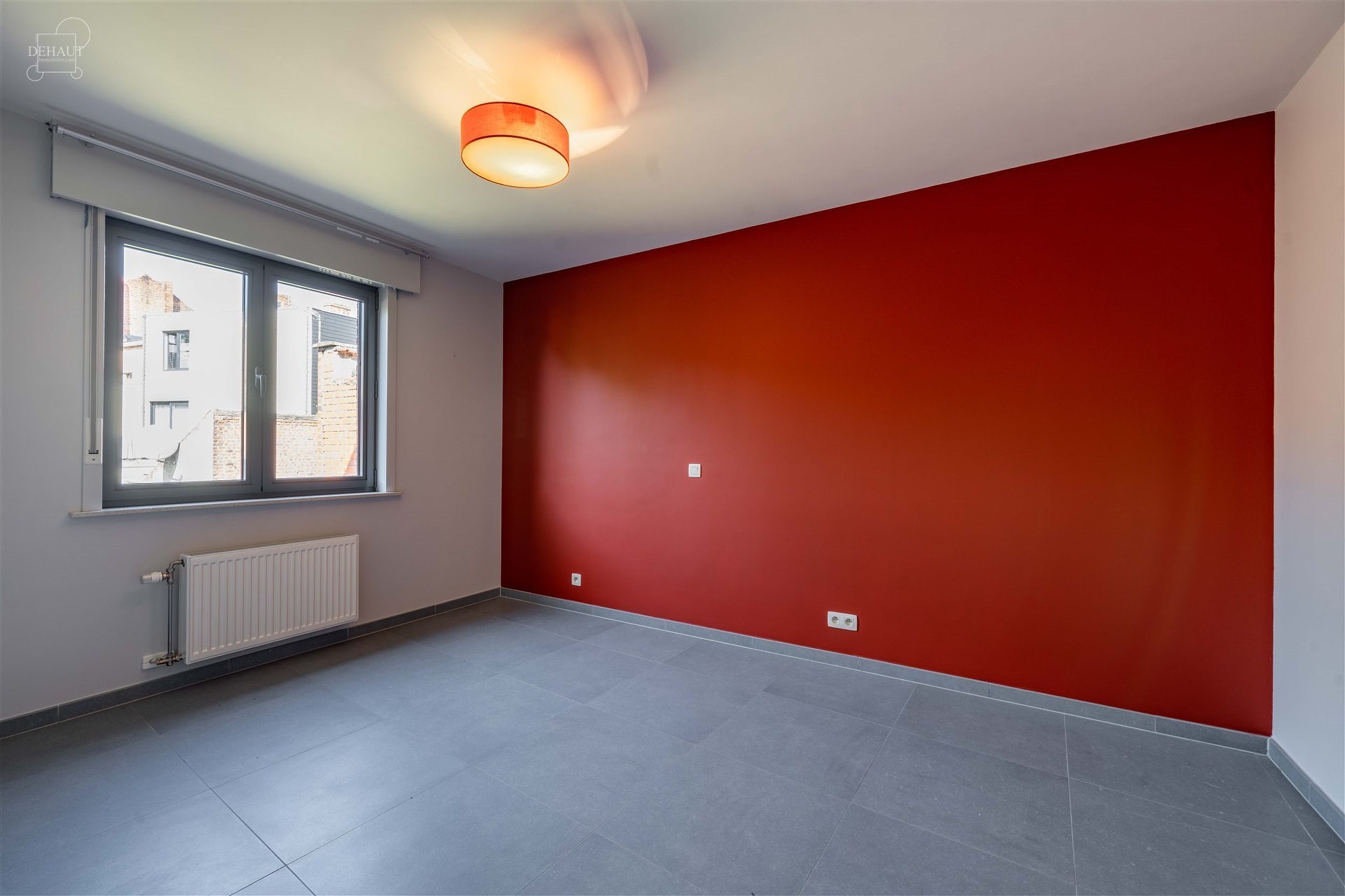 Superbe appartement rénové situé à proximité du centre-ville et des commerces. Bel espace de vie ouvert sur une cuisine entièrement équipée av...